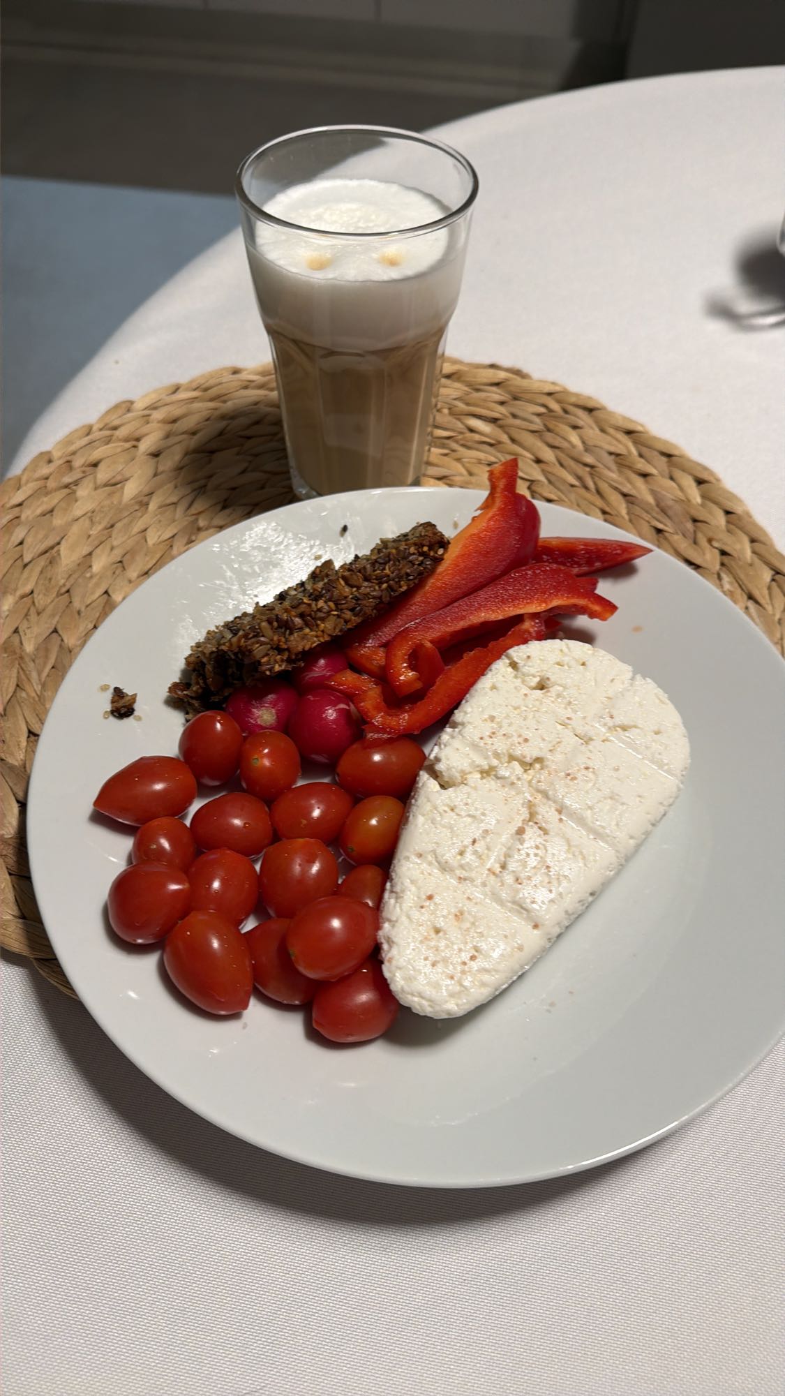 śniadanie z kawą i warzywami