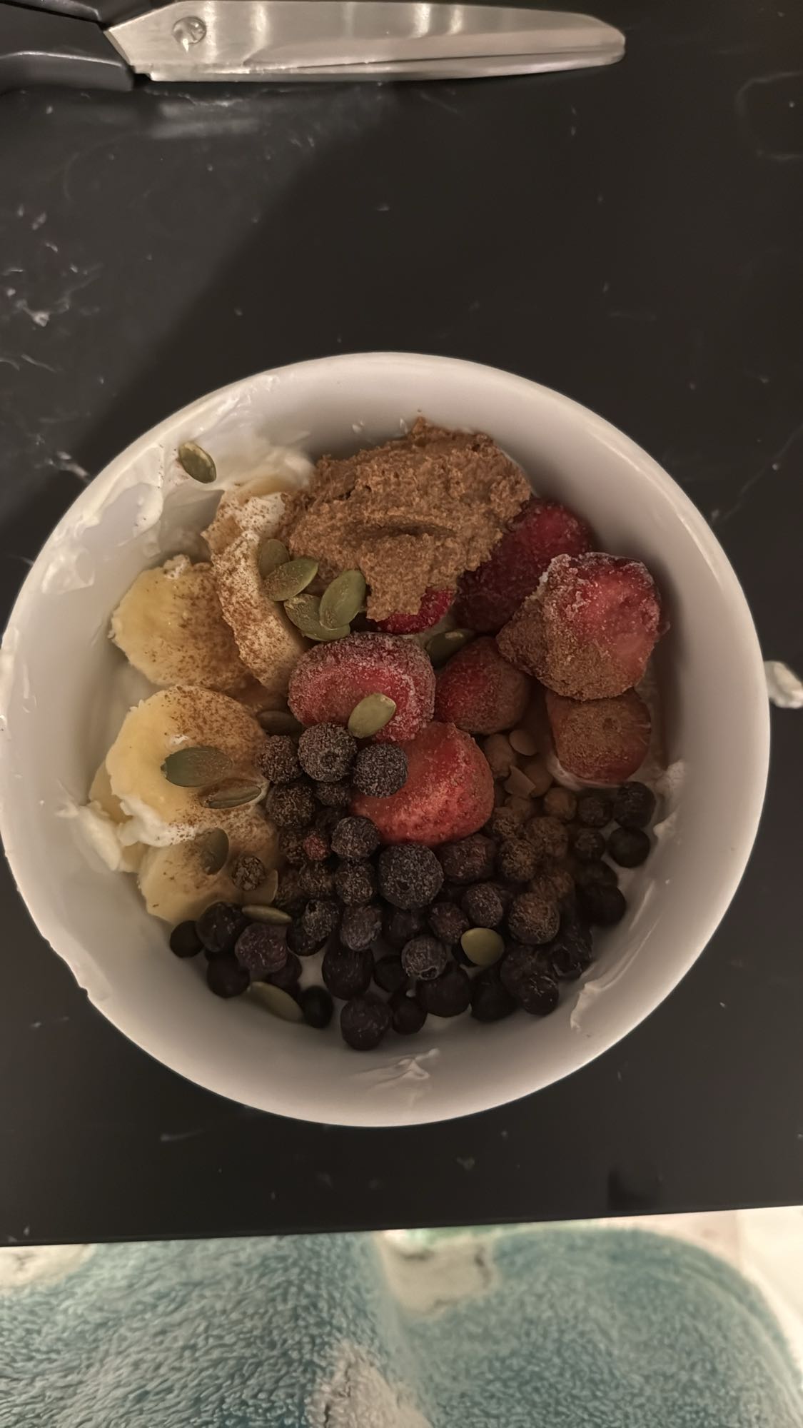 Yoghurt med bär och frön