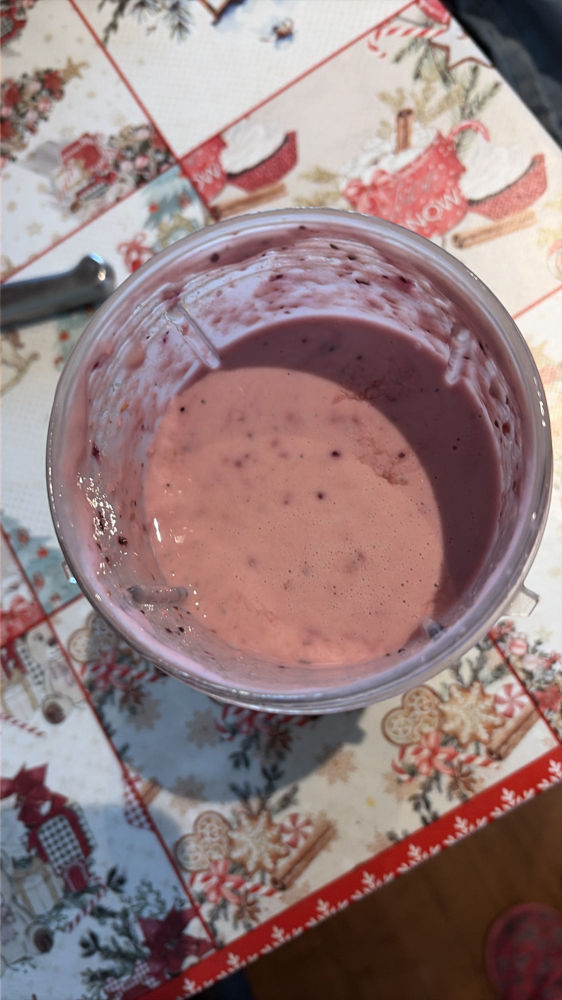 Smoothie proteic cu iaurt, ouă și fructe de pădure