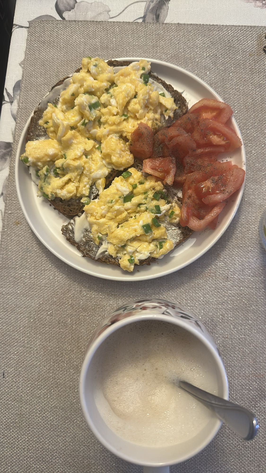 Jajecznica na chlebie z pomidorem