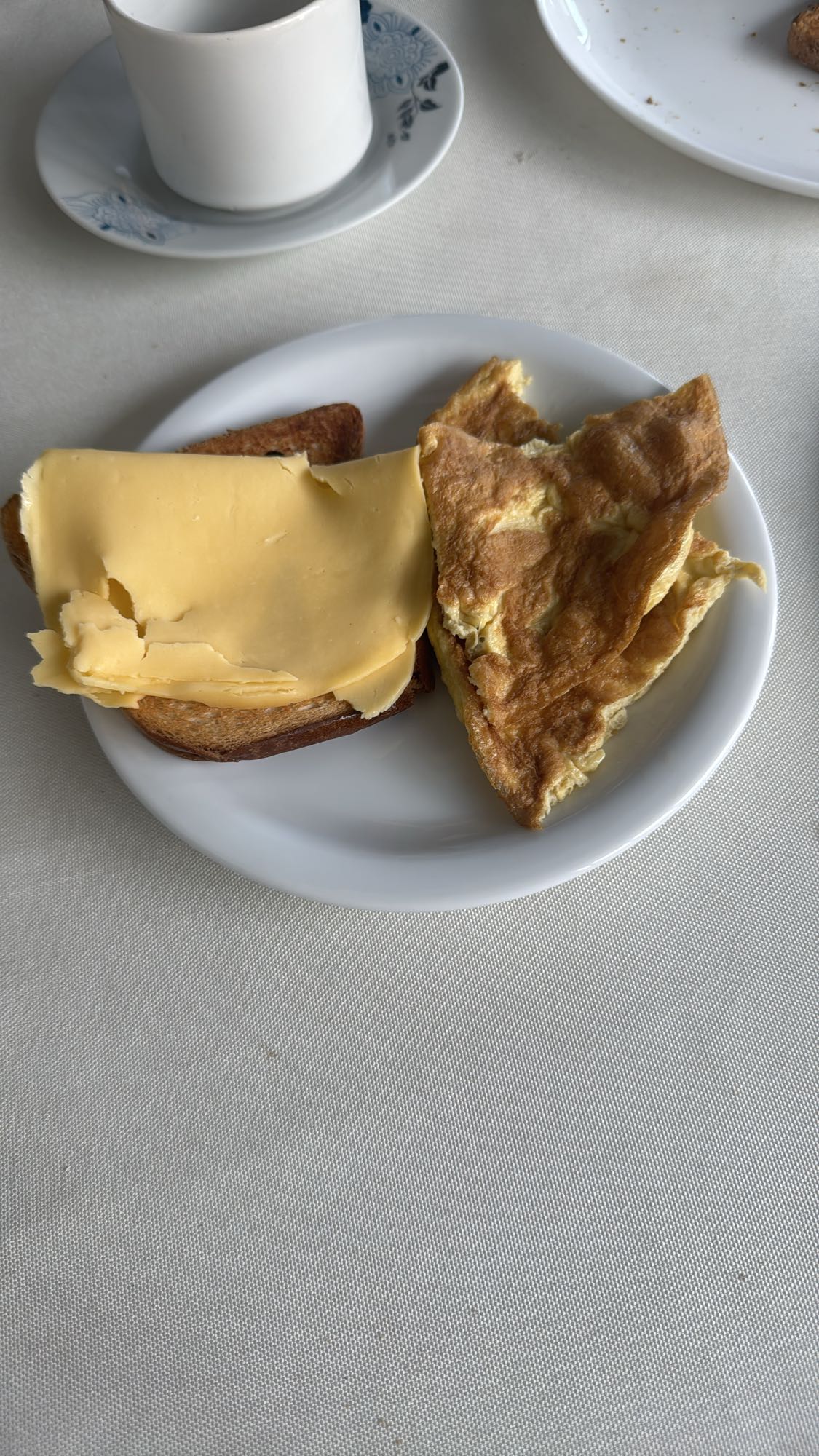 Torrada com queijo e omelete