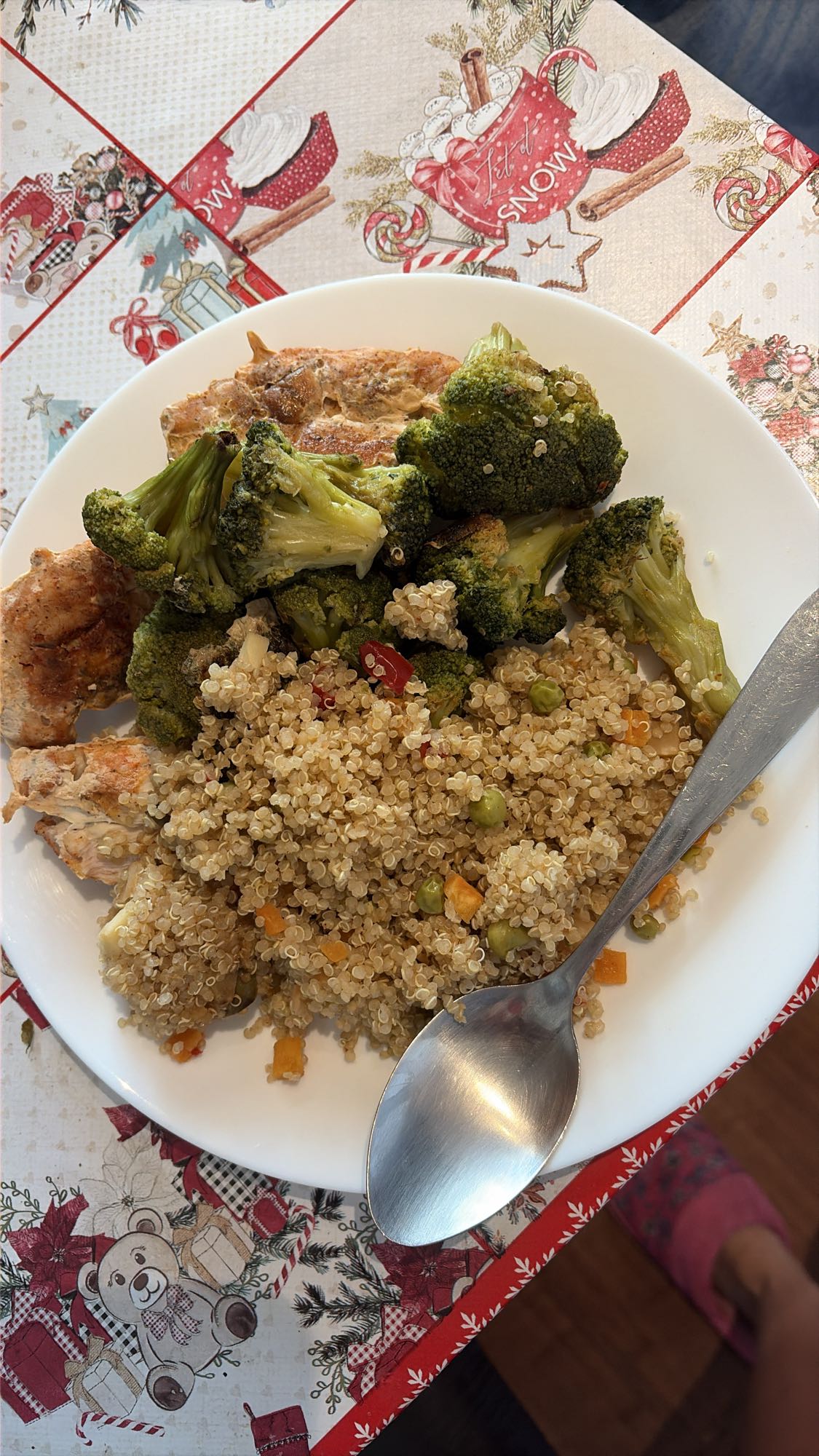 Piept de pui la cuptor cu broccoli și quinoa cu legume