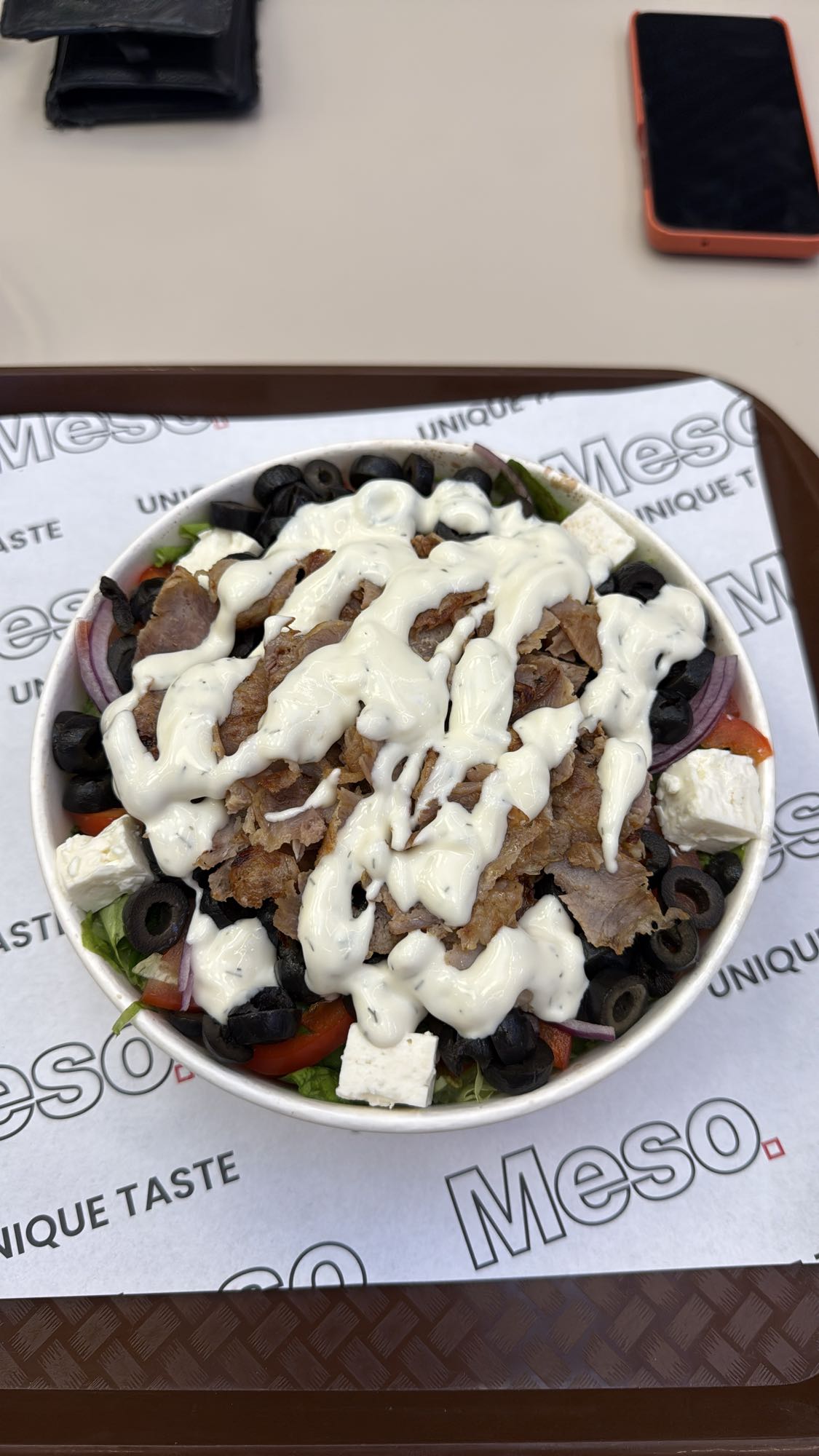 Salată gyros cu sos