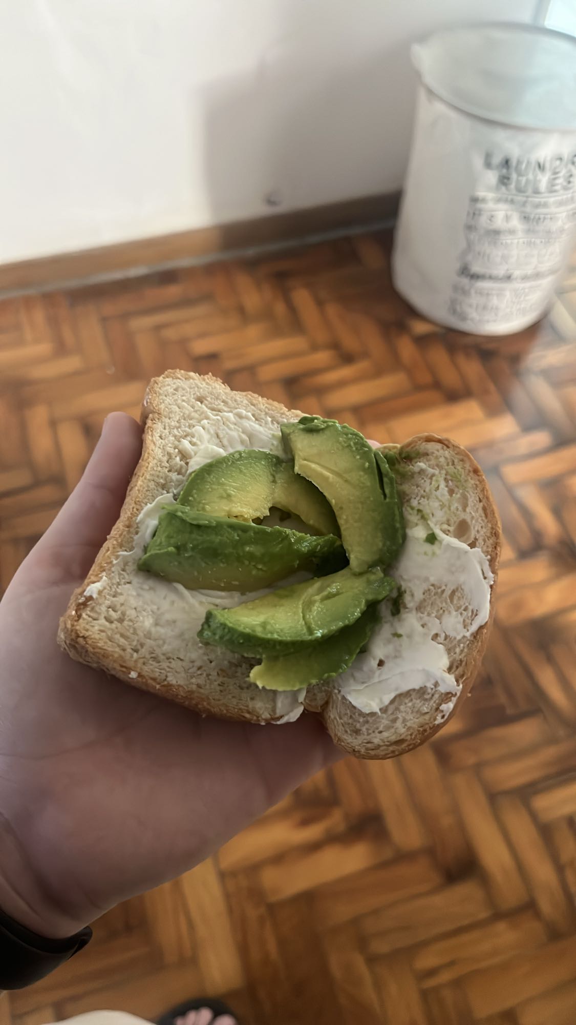 Tostada con aguacate y queso crema