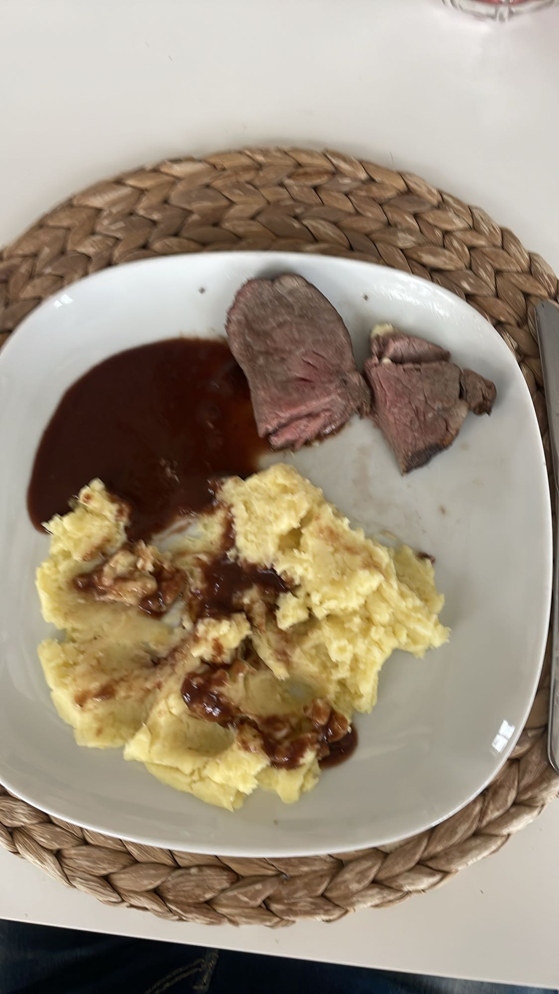 Kött med potatismos och sås