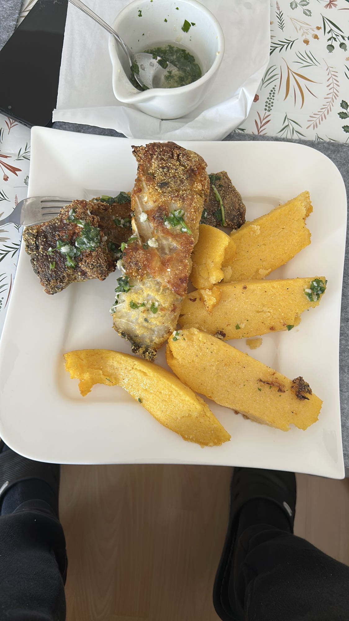 Pescado frito con polenta