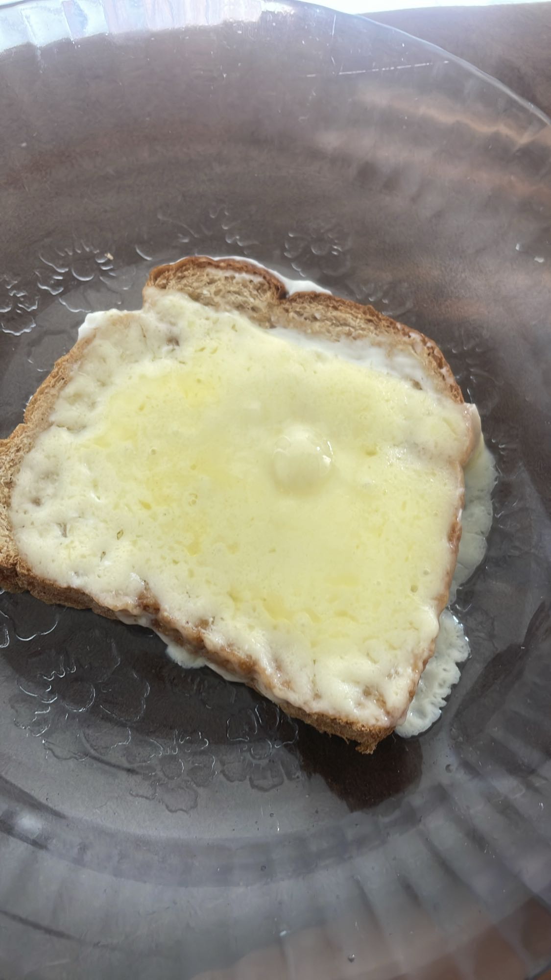 Pão com queijo derretido