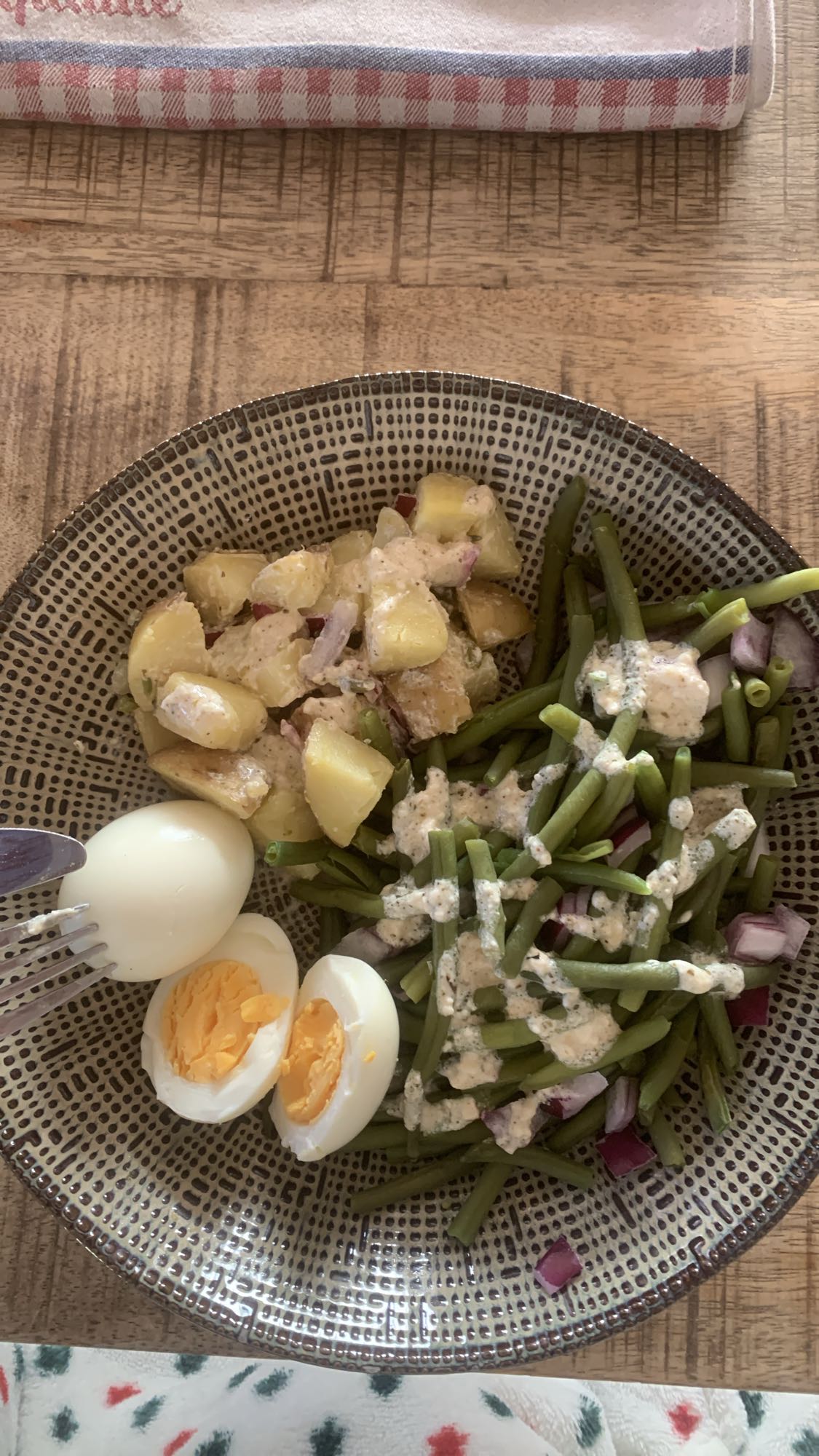 Salade haricots œufs pommes