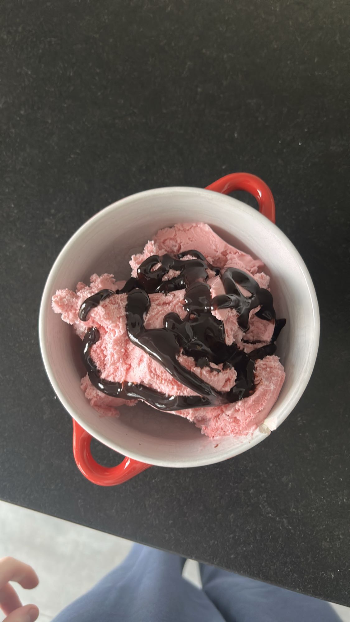Aardbei ijs met chocoladesaus