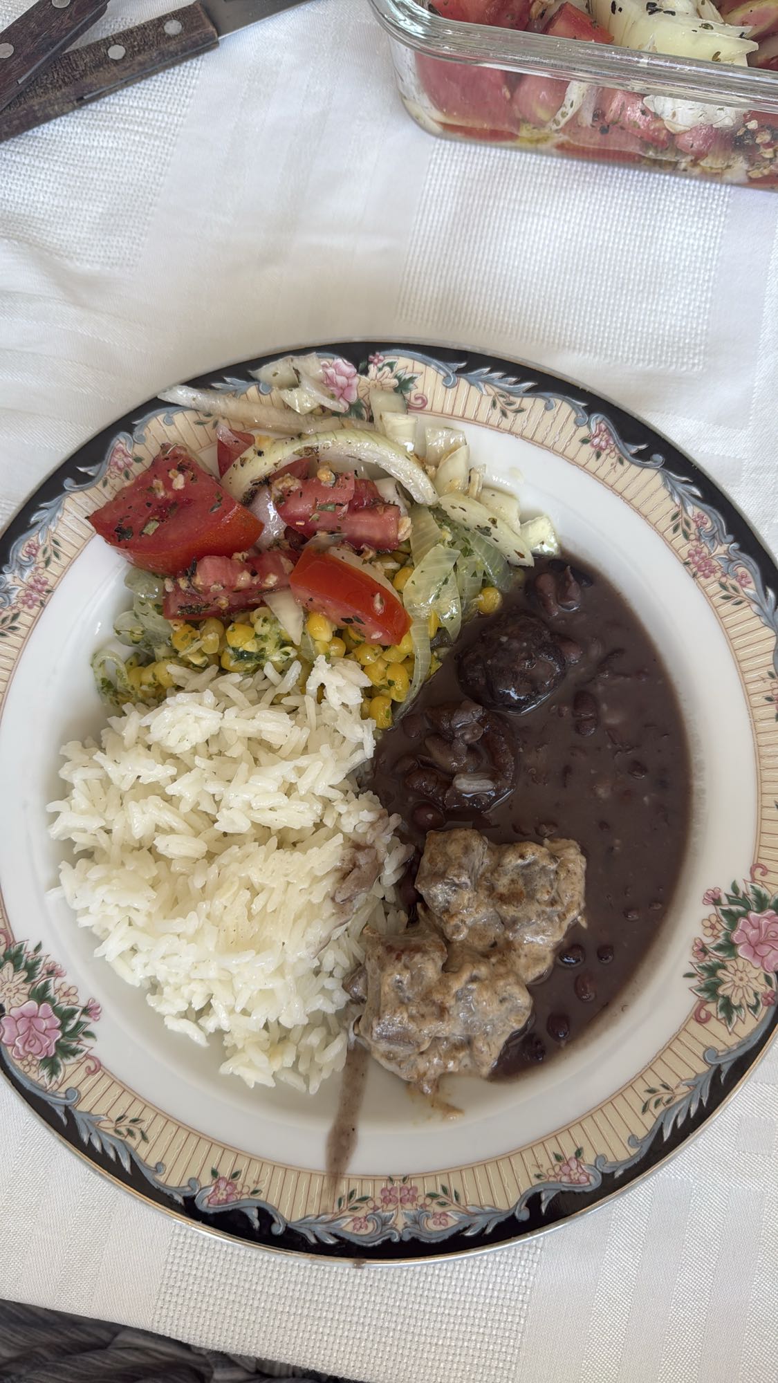 Arroz, feijão e salada