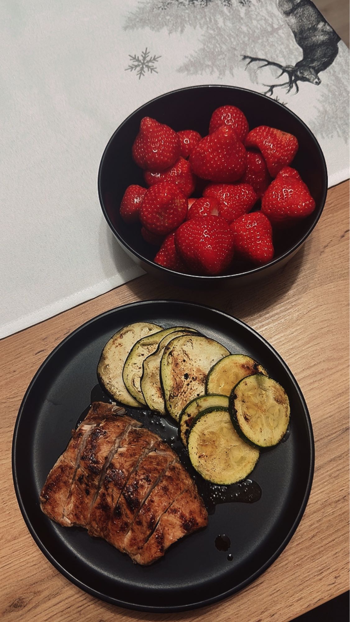 Somon cu legume și căpșuni