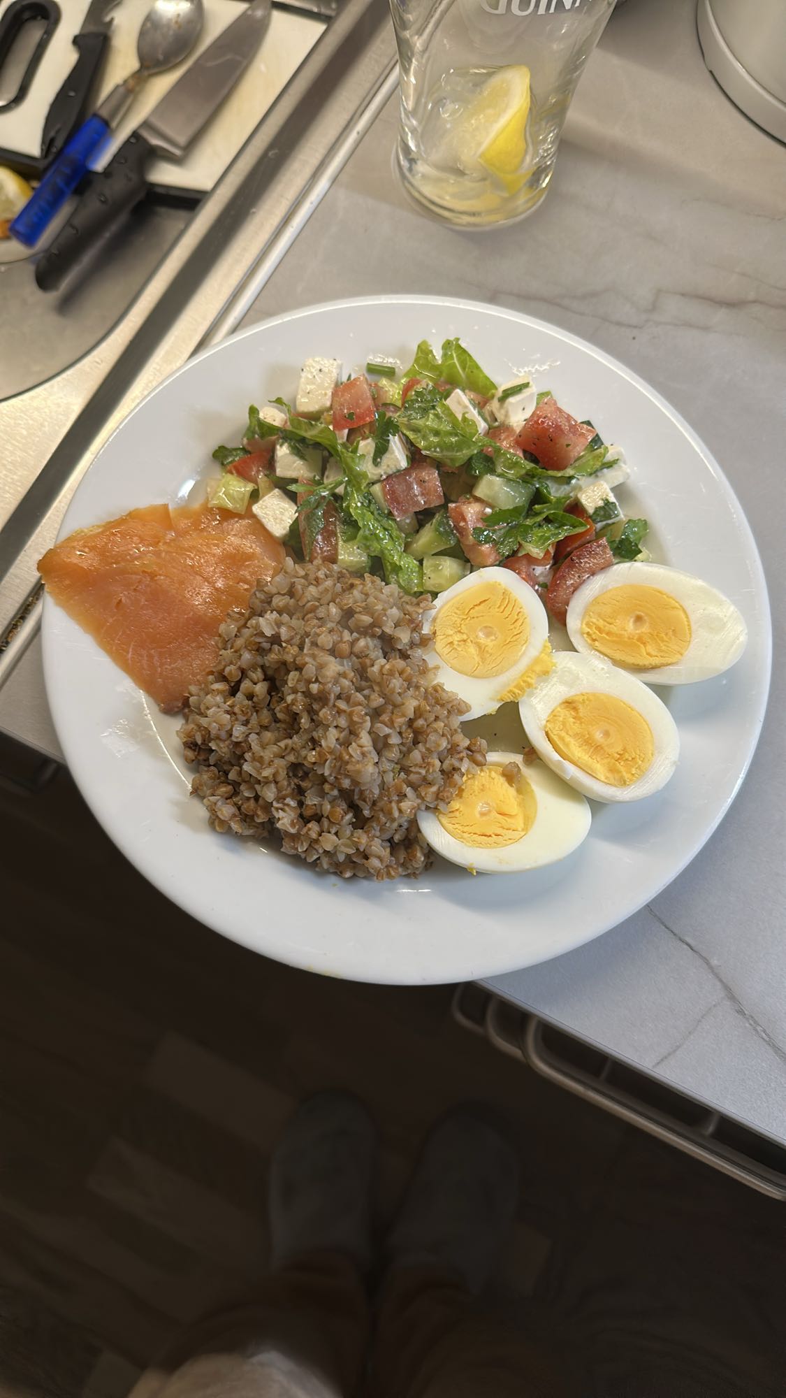 гречка с яйцом и салатом