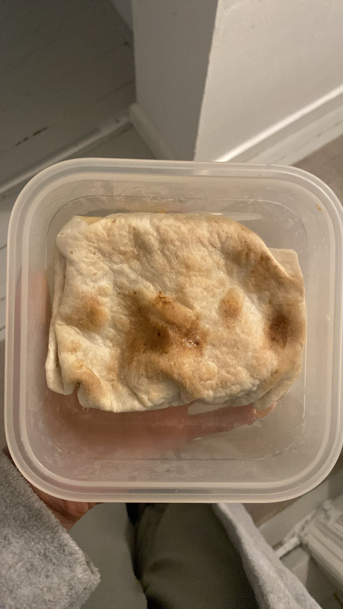 Burrito med kylling, røde bønner, rødløg og majs med mexicanske krydderier