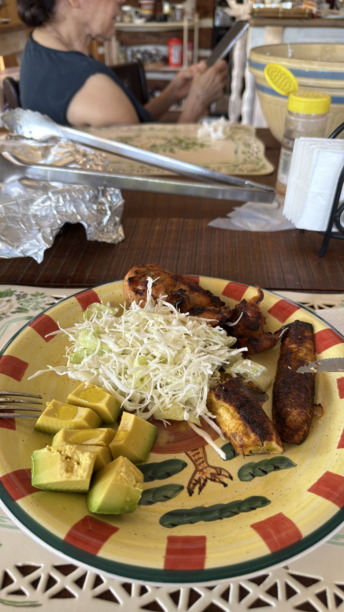 Pollo, plátano, aguacate y ensalada