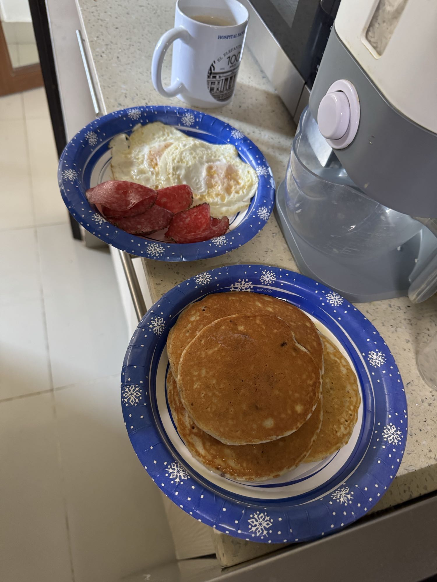 Desayuno con panqueques y huevos