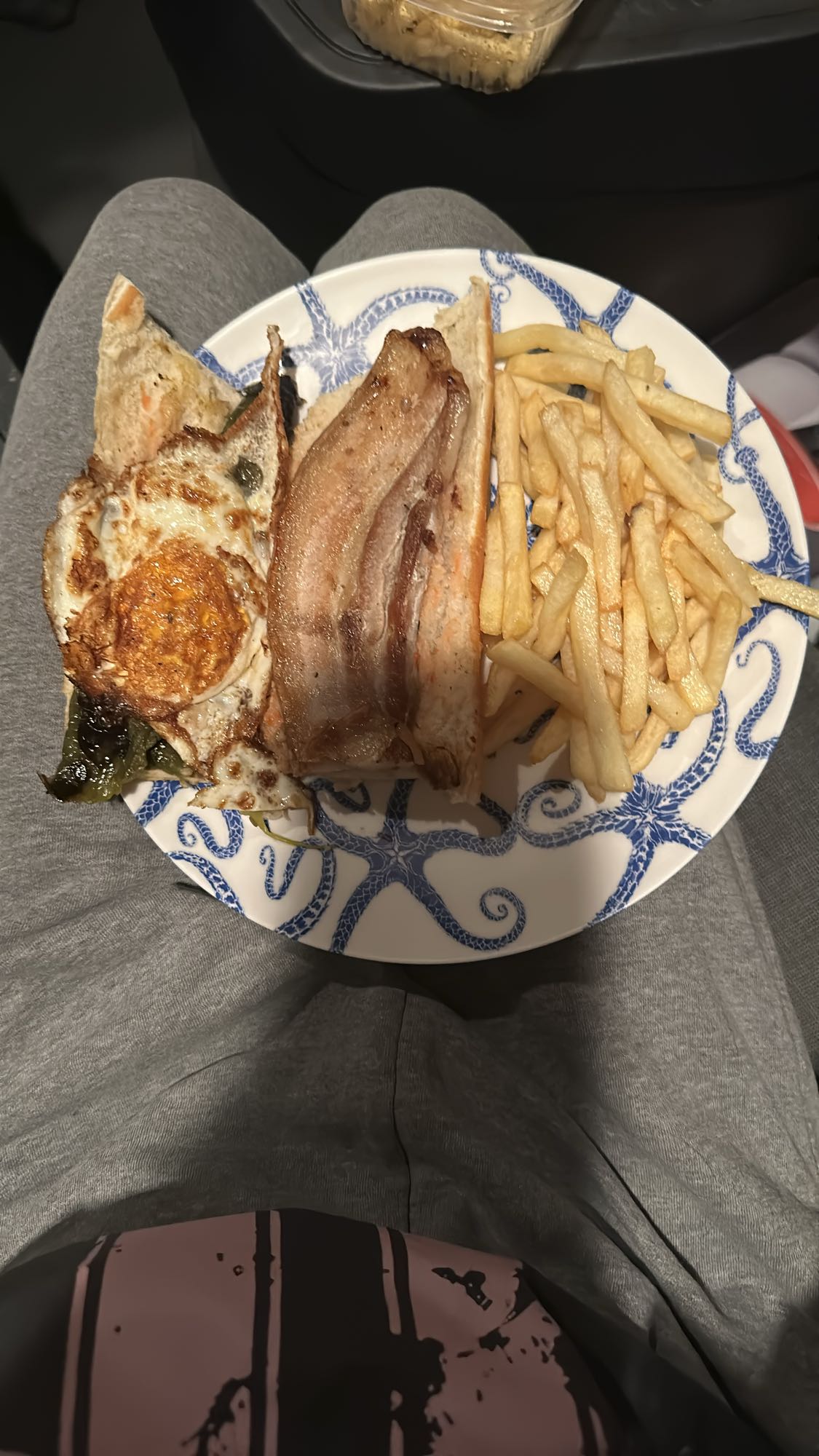 Cartofi prăjiți cu ou și bacon