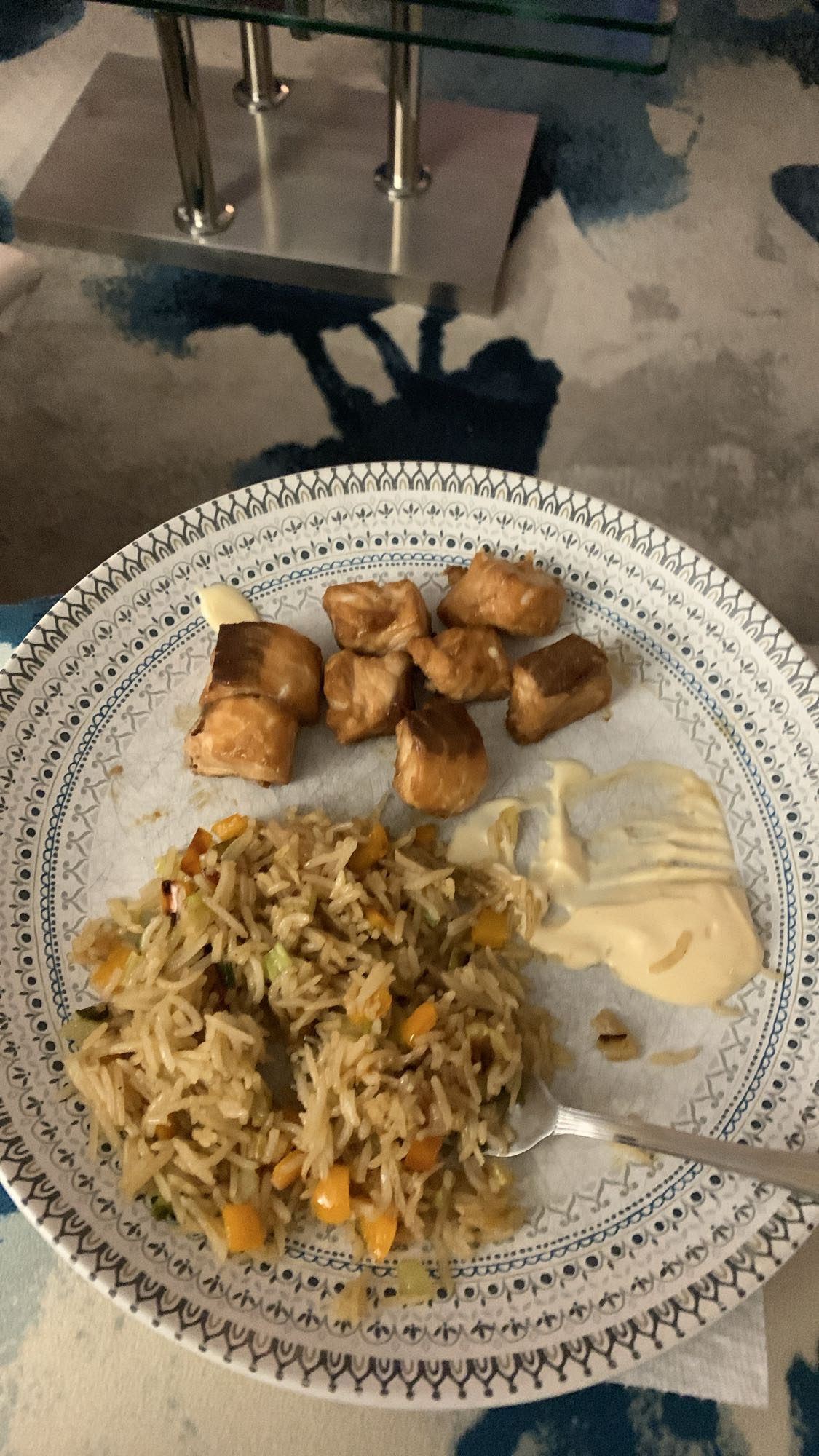 Saumon, riz sauté, sauce