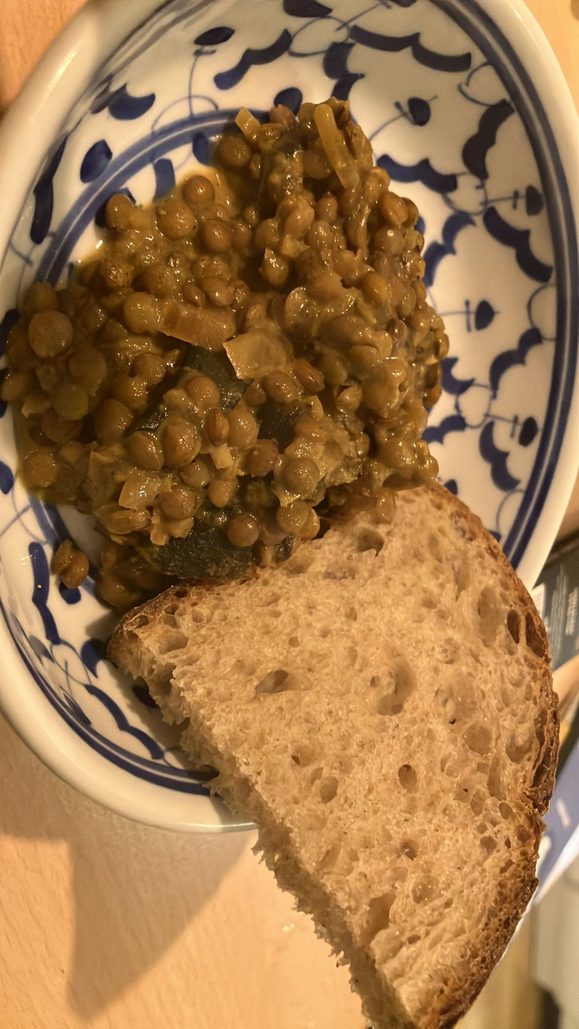 Curry de lentilha com berinjela e pão integral