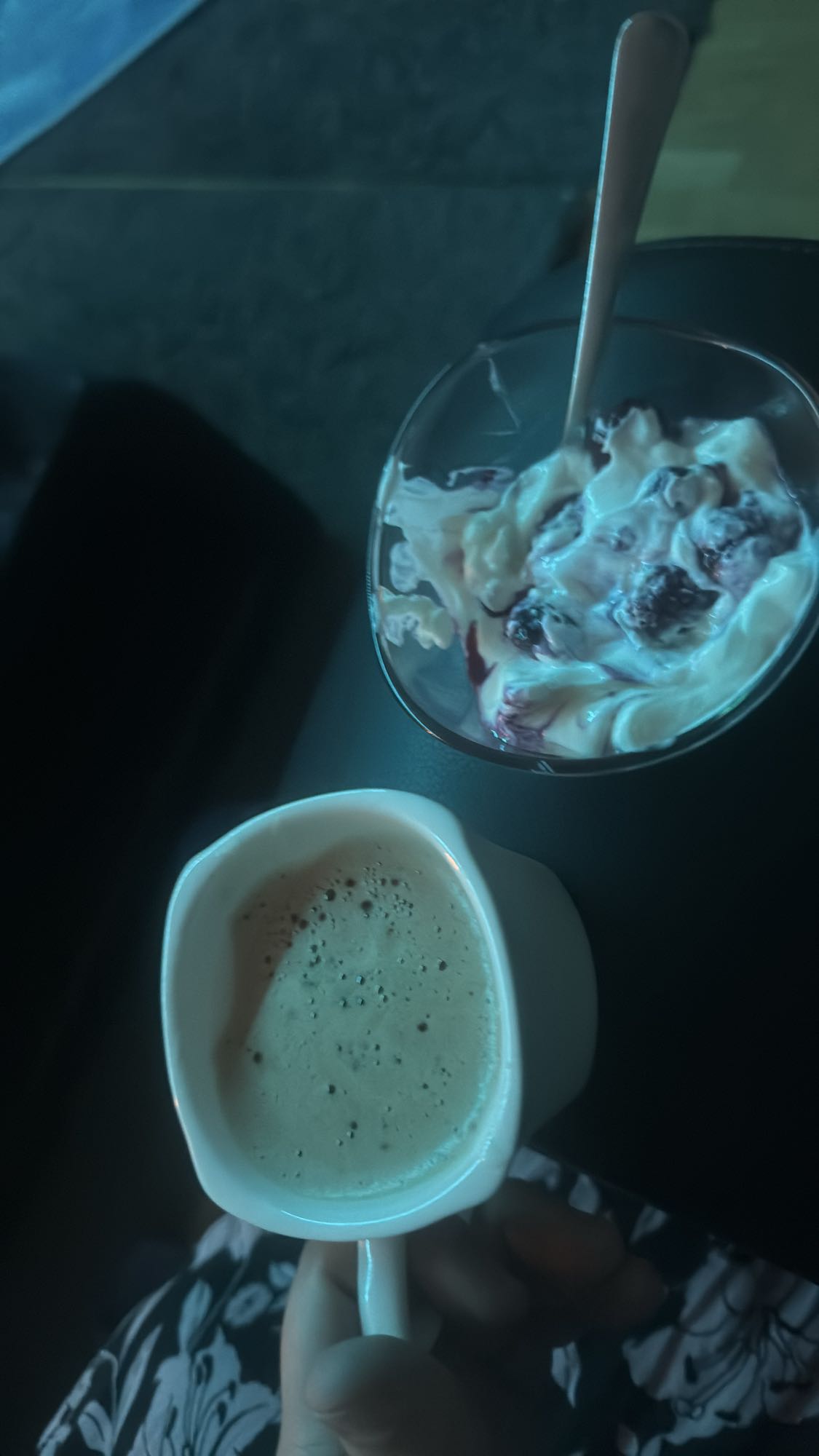 Yoghurt med bär & kaffe