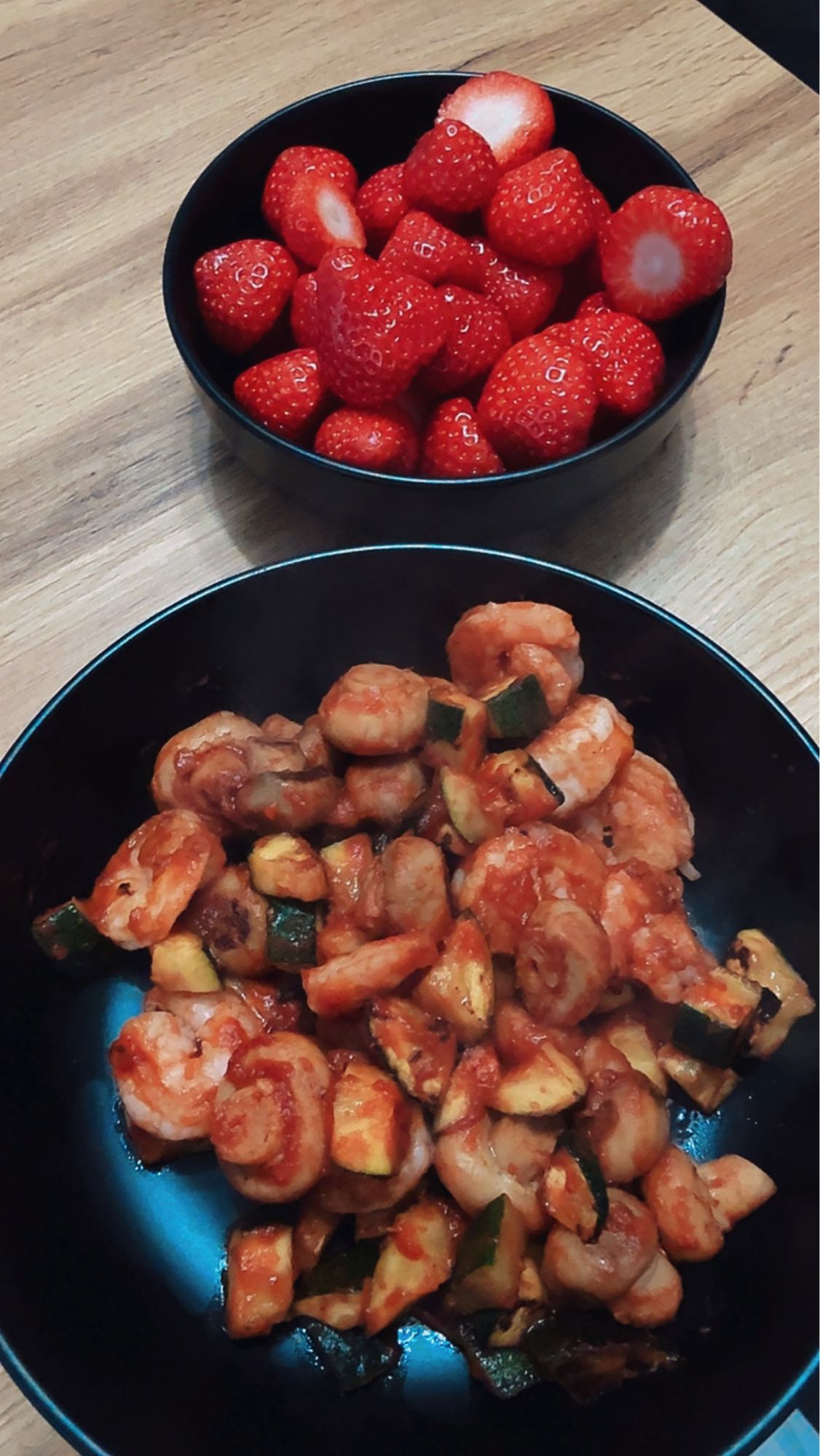 Creveți cu legume și căpșuni