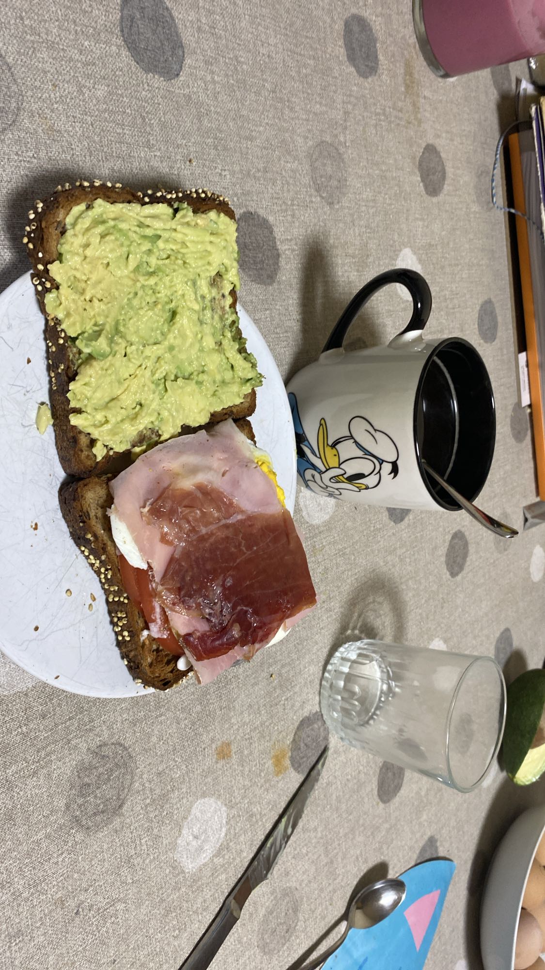 tostada con aguacate y jamón