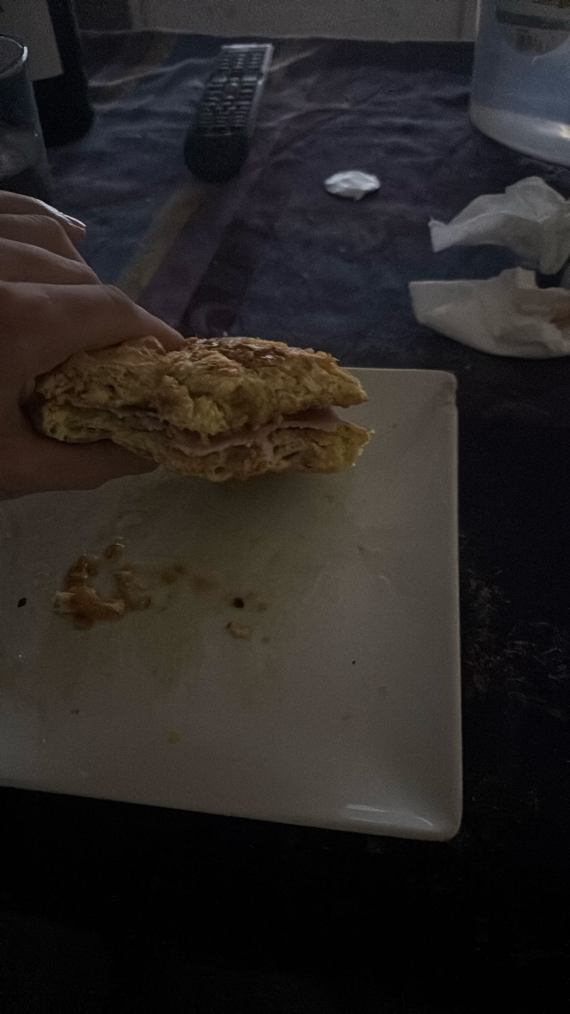 Sándwiches de jamón York con pan de cereales y aceite
