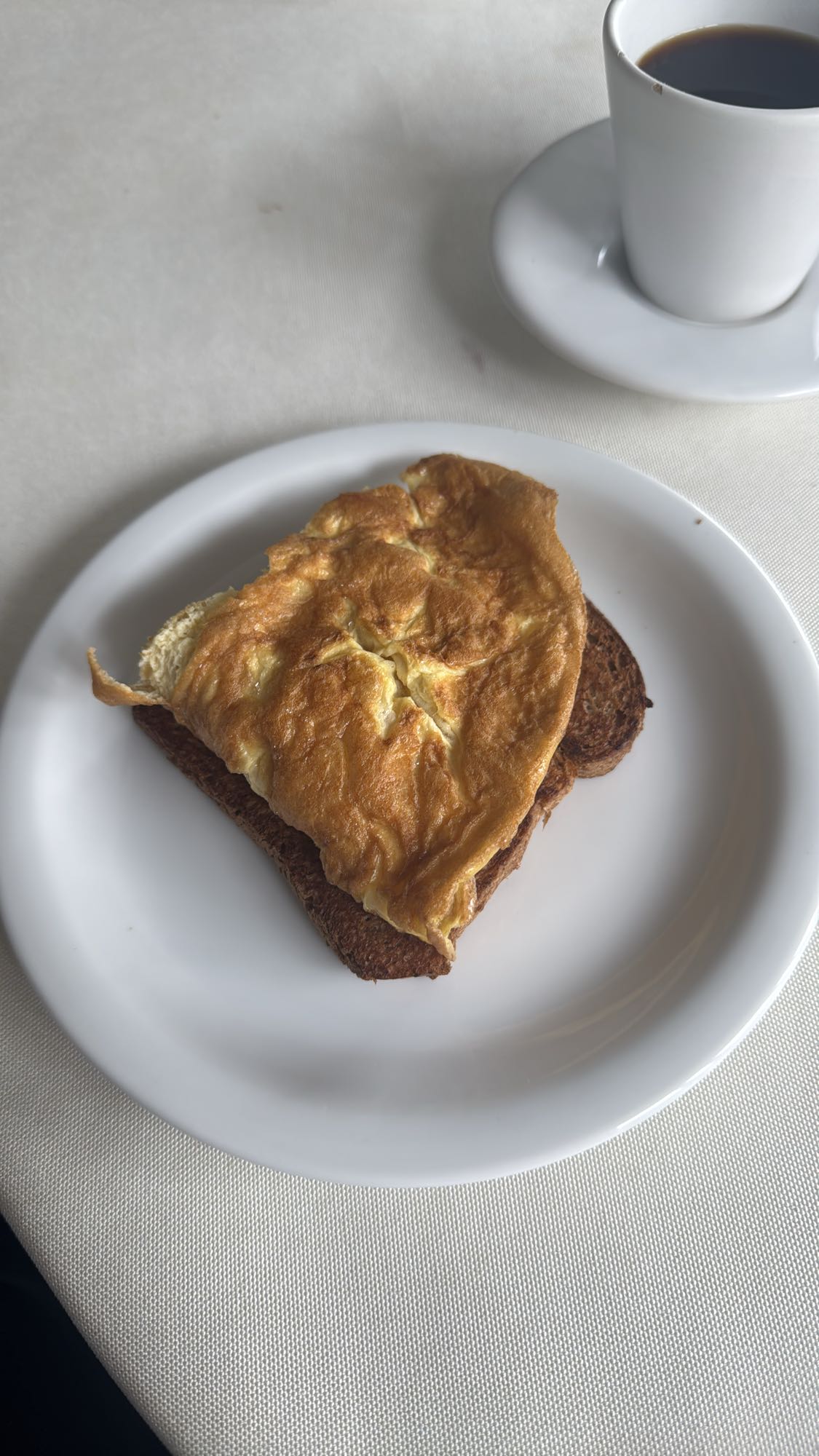 Omelete com torrada