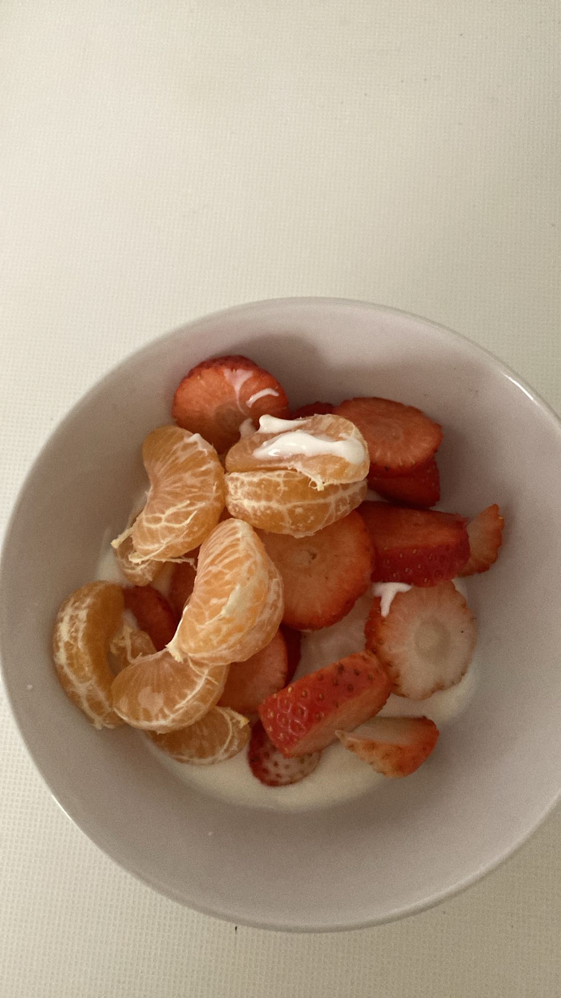 Jordgubbar & clementin med yoghurt