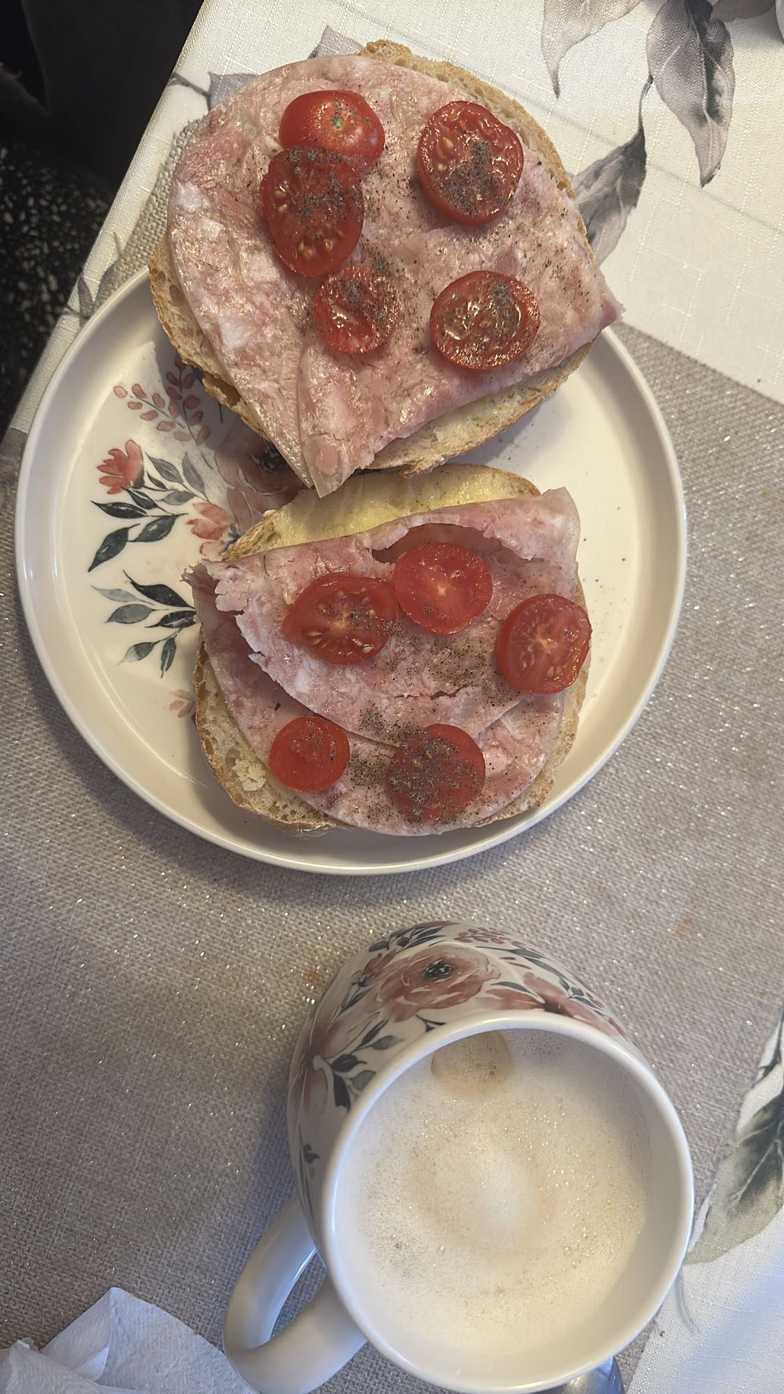 Kanapki z szynką i kawą