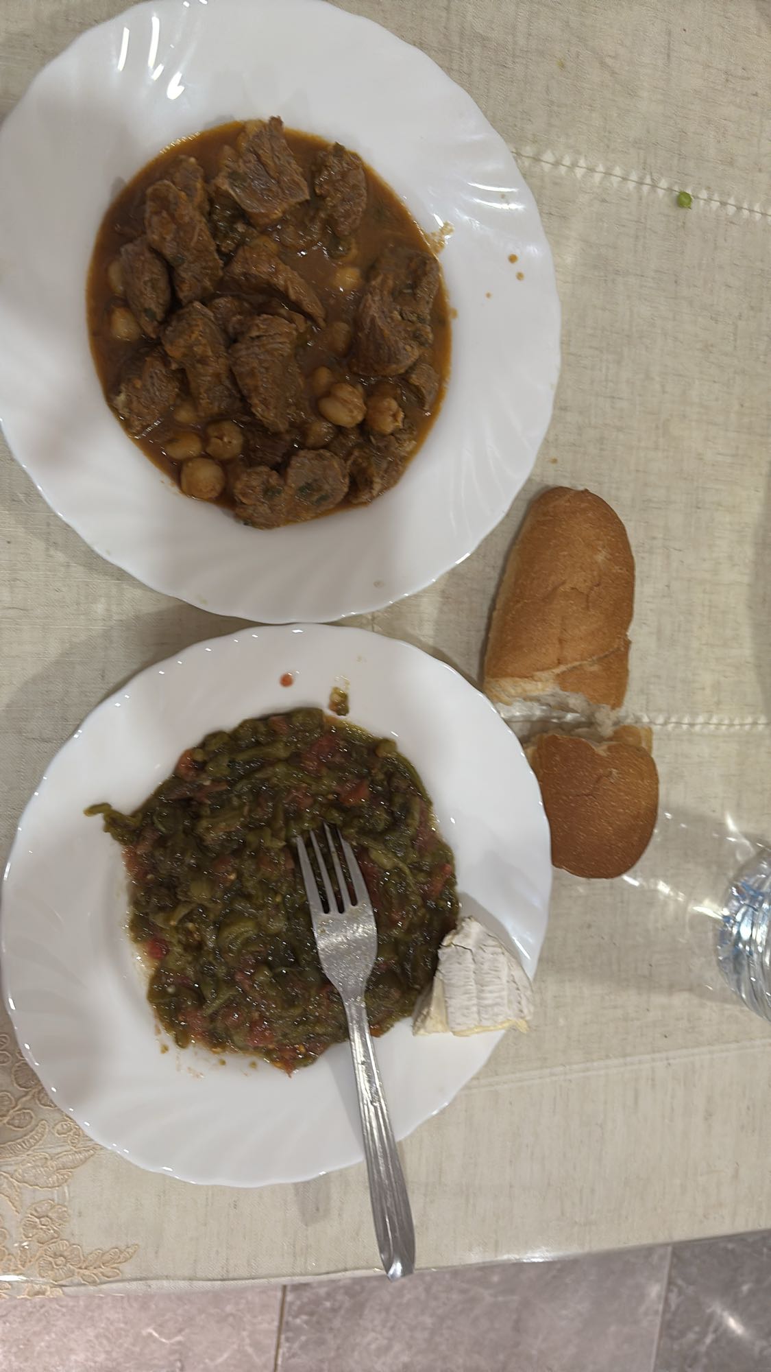 Ragoût de boeuf, salade, pain