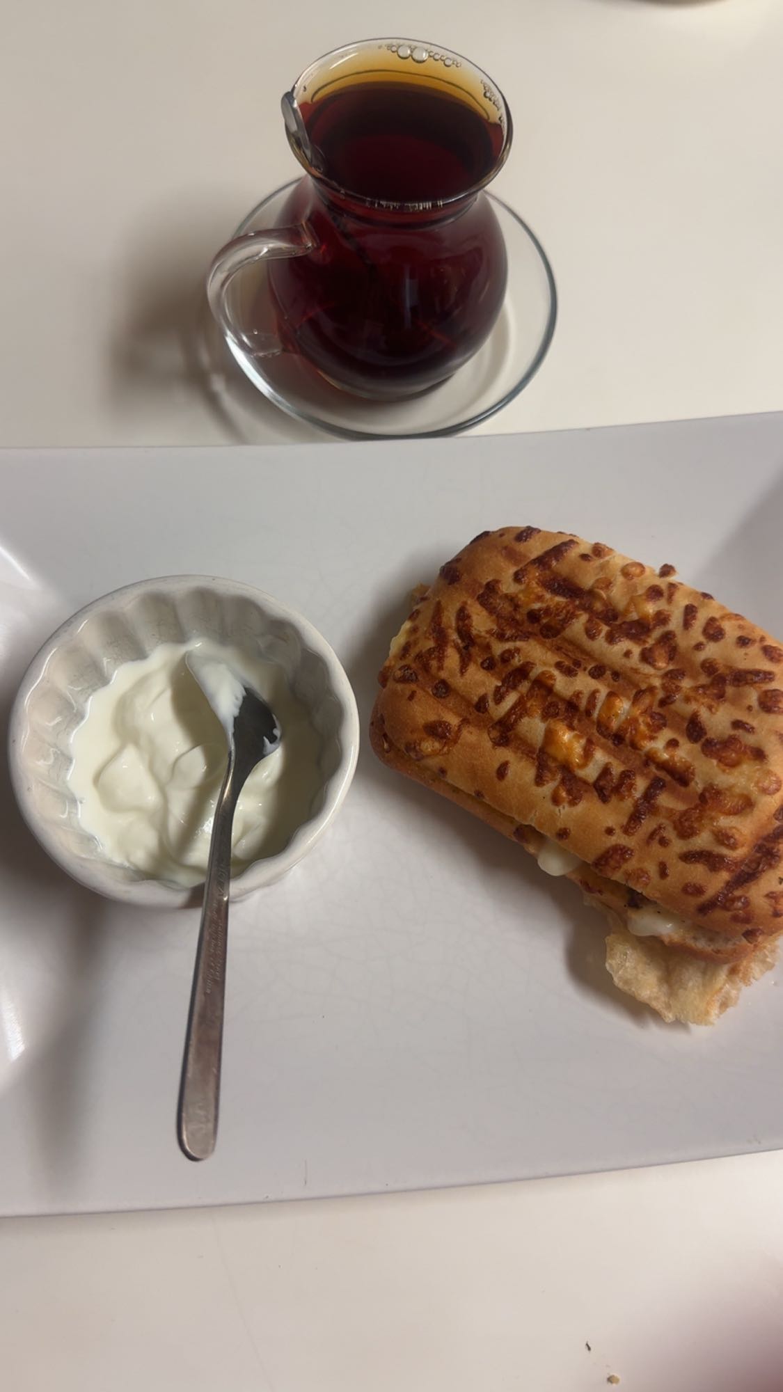 Ostsmörgås med yoghurt och te