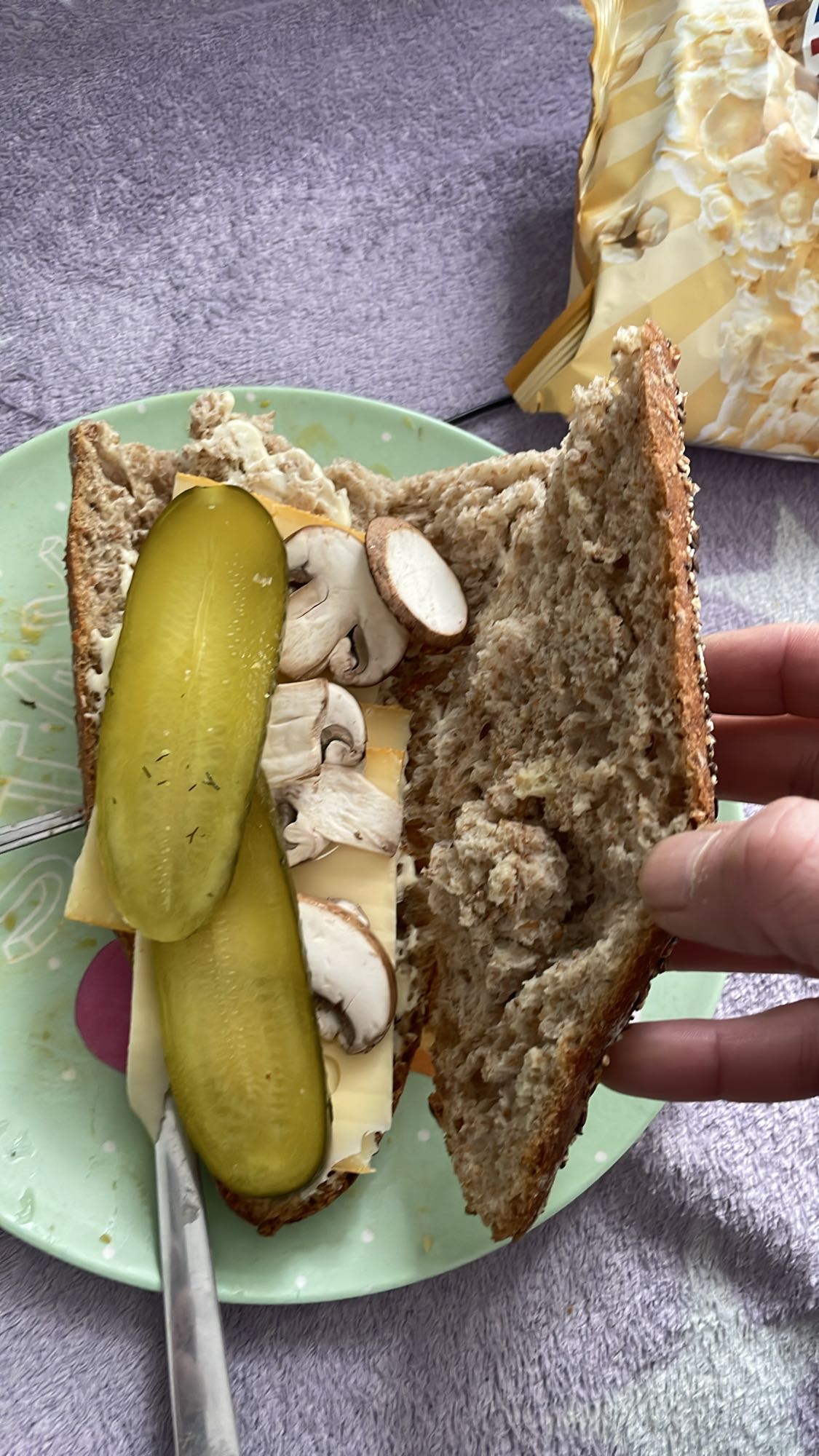 Kanapka z serem, pieczarkami i ogórkiem