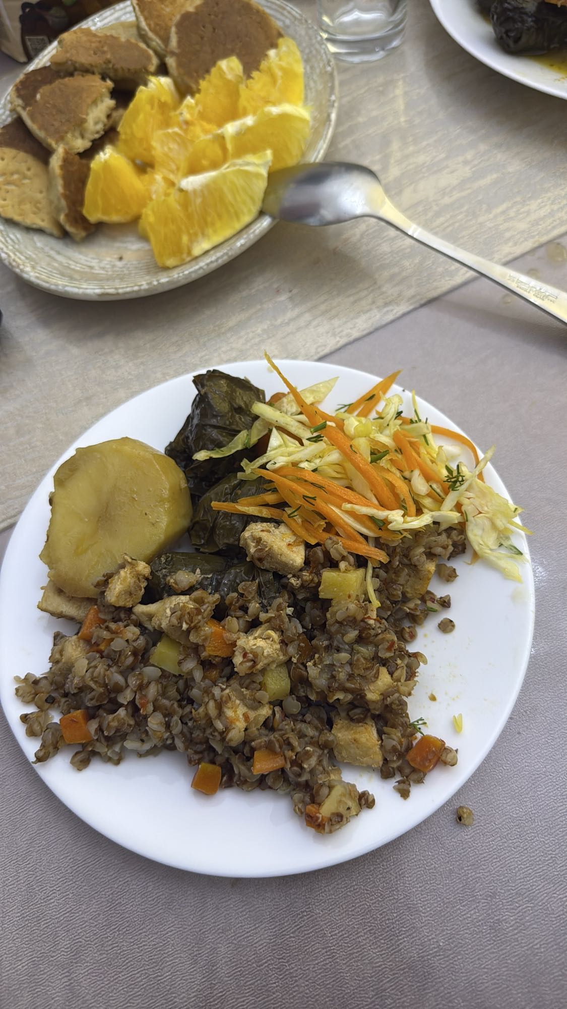 гречка с овощами и салатом