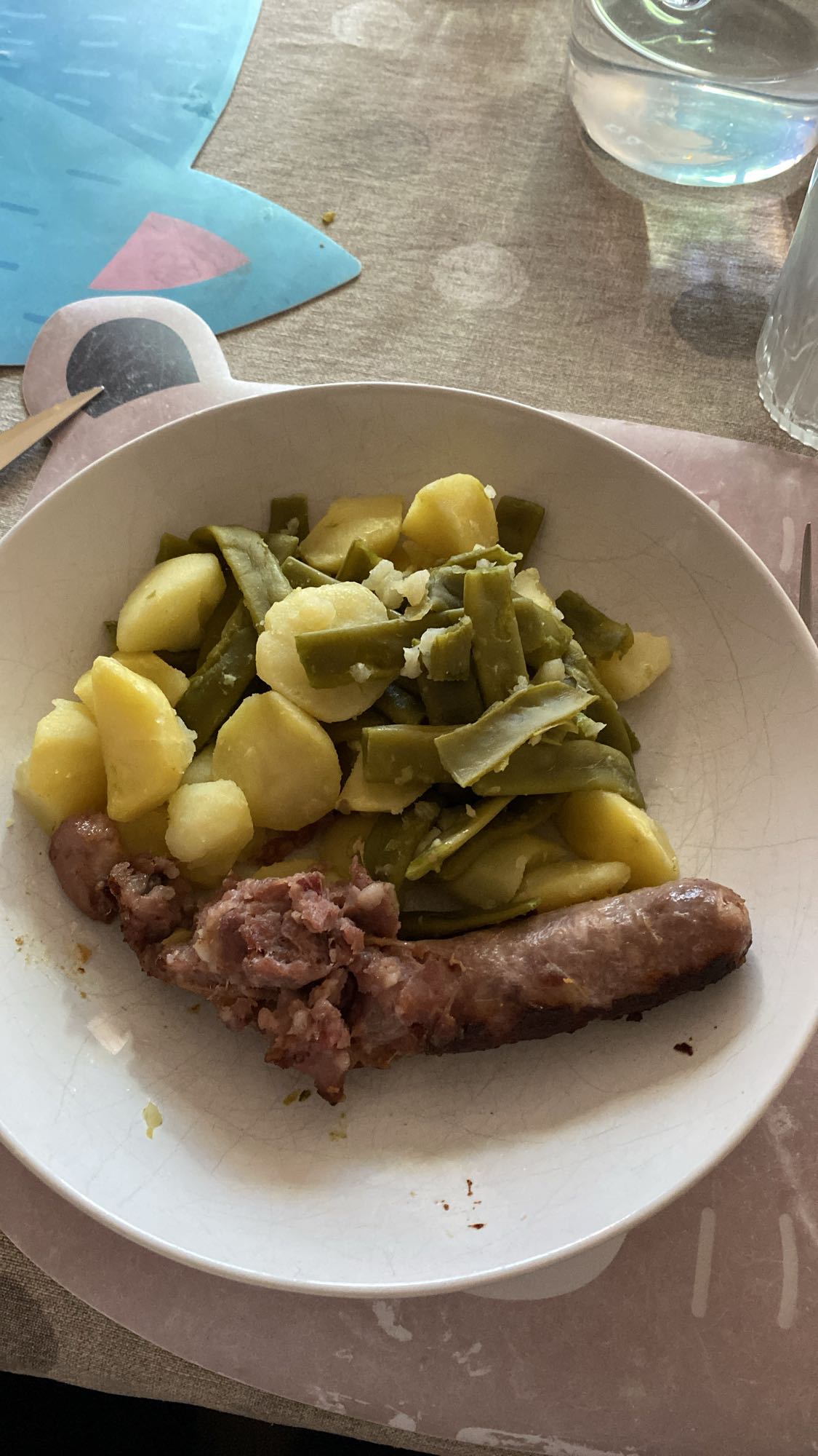 Salchicha con papas y judías