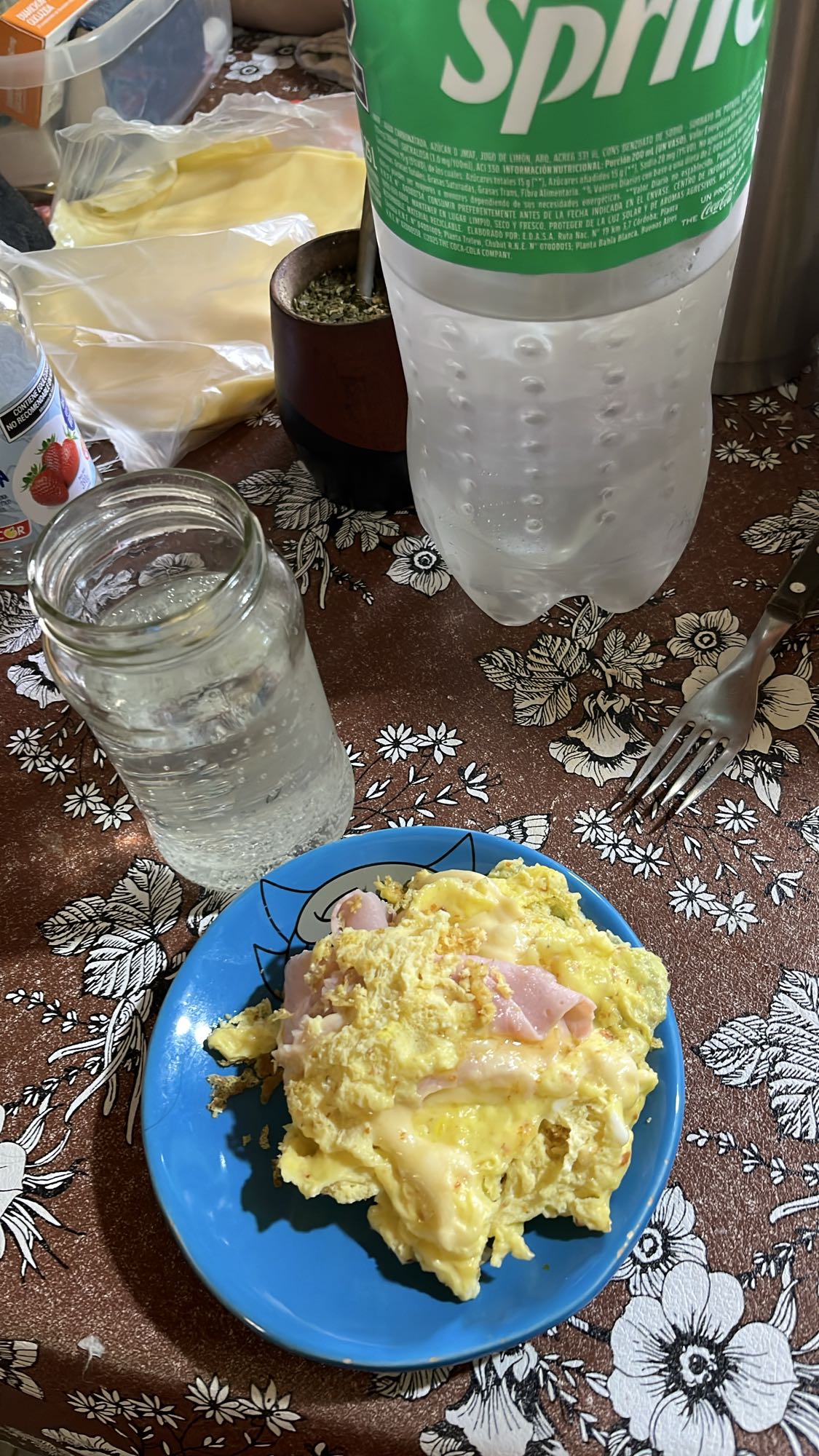 Omelette con jamón y queso