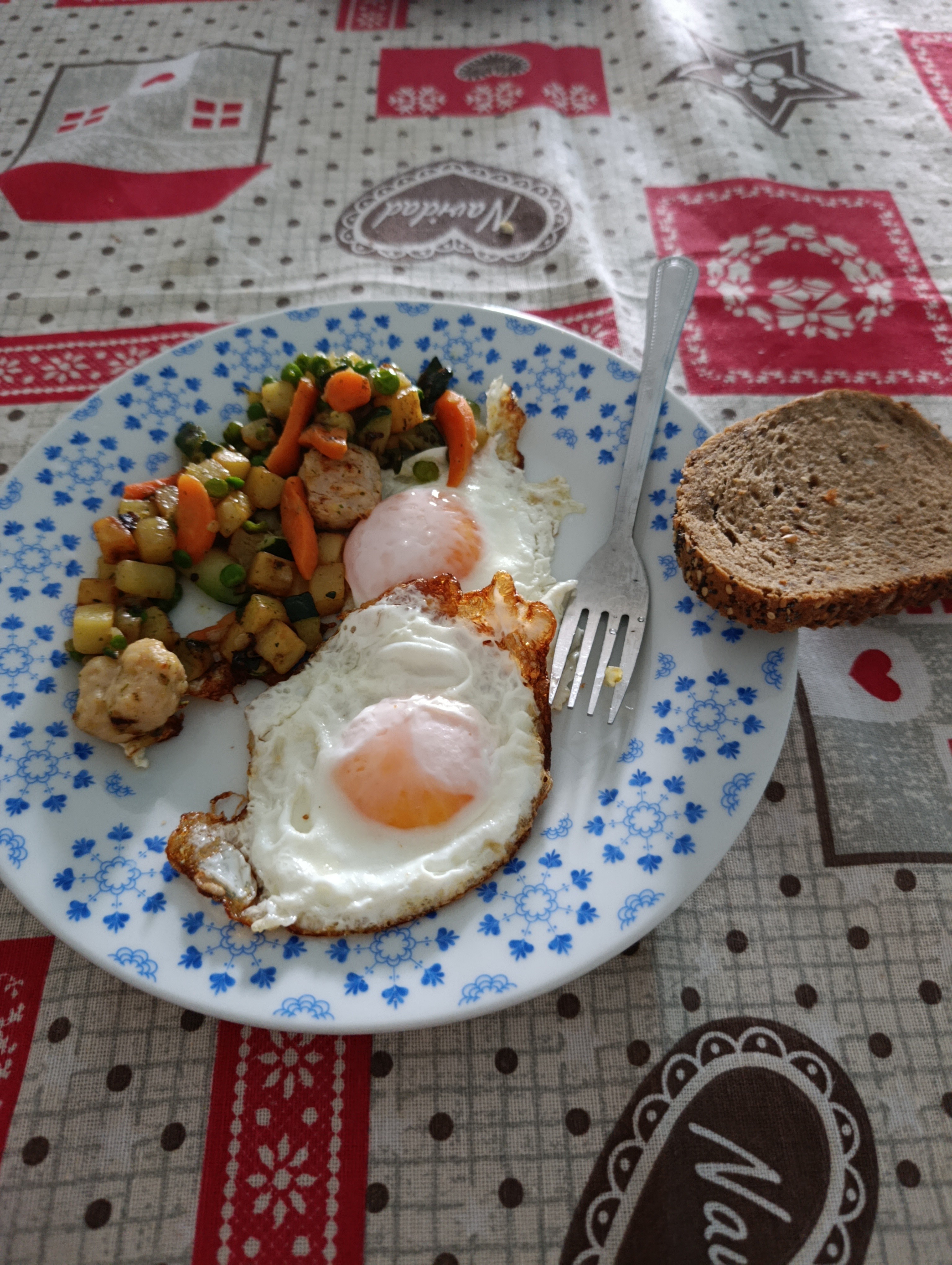 Huevos fritos con verduras y pan