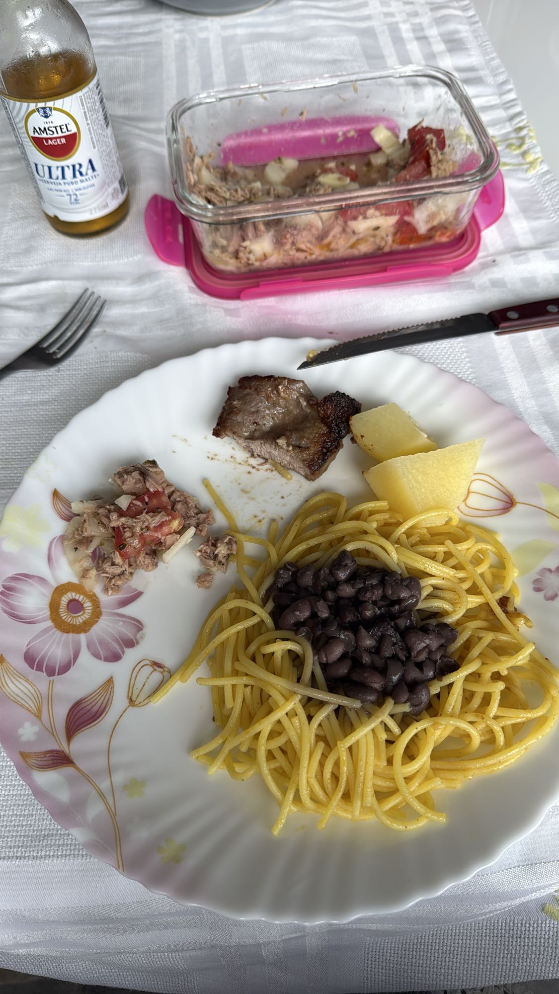 Macarrão com feijão e carne