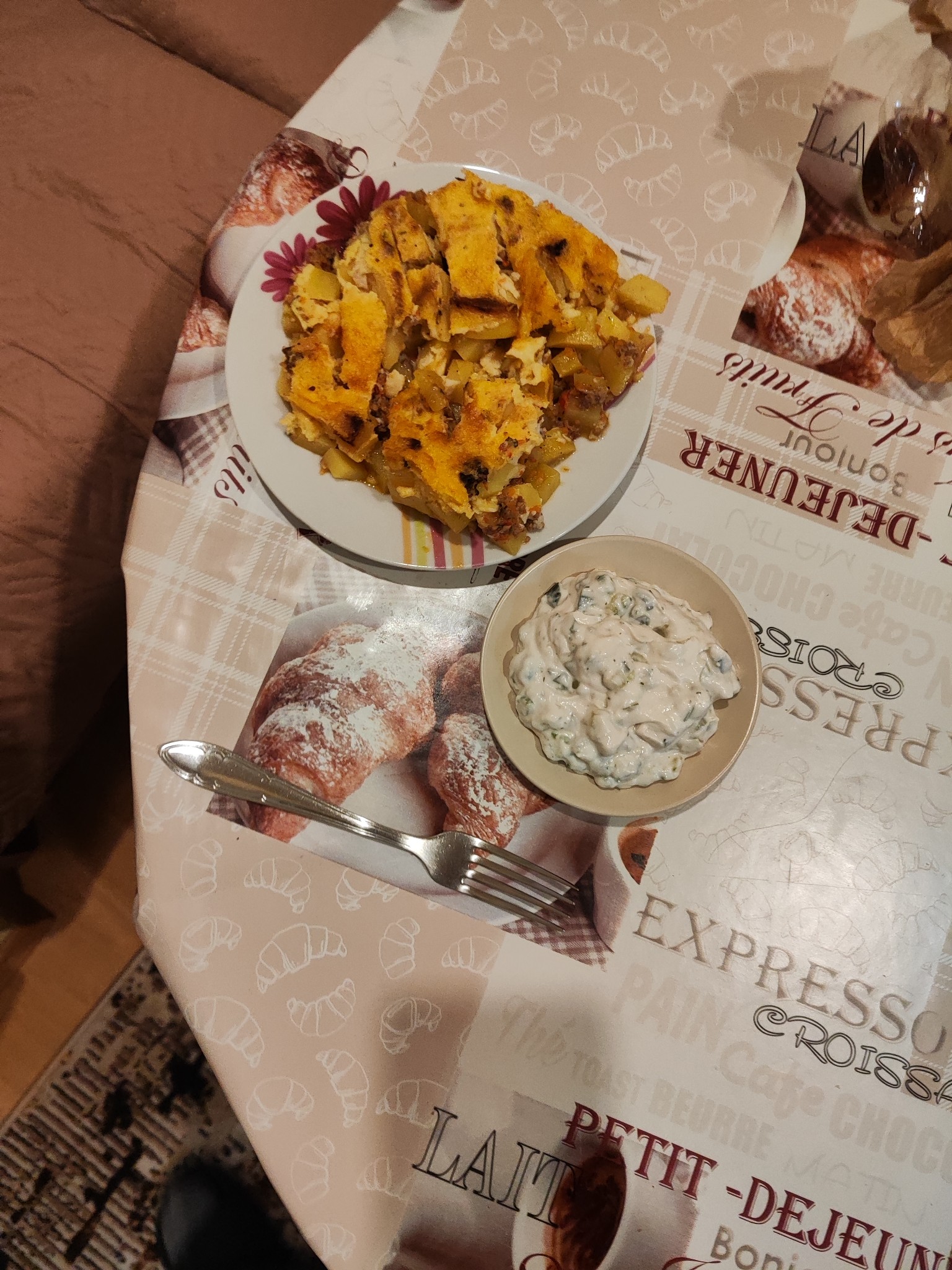 Potato casserole & yogurt dip