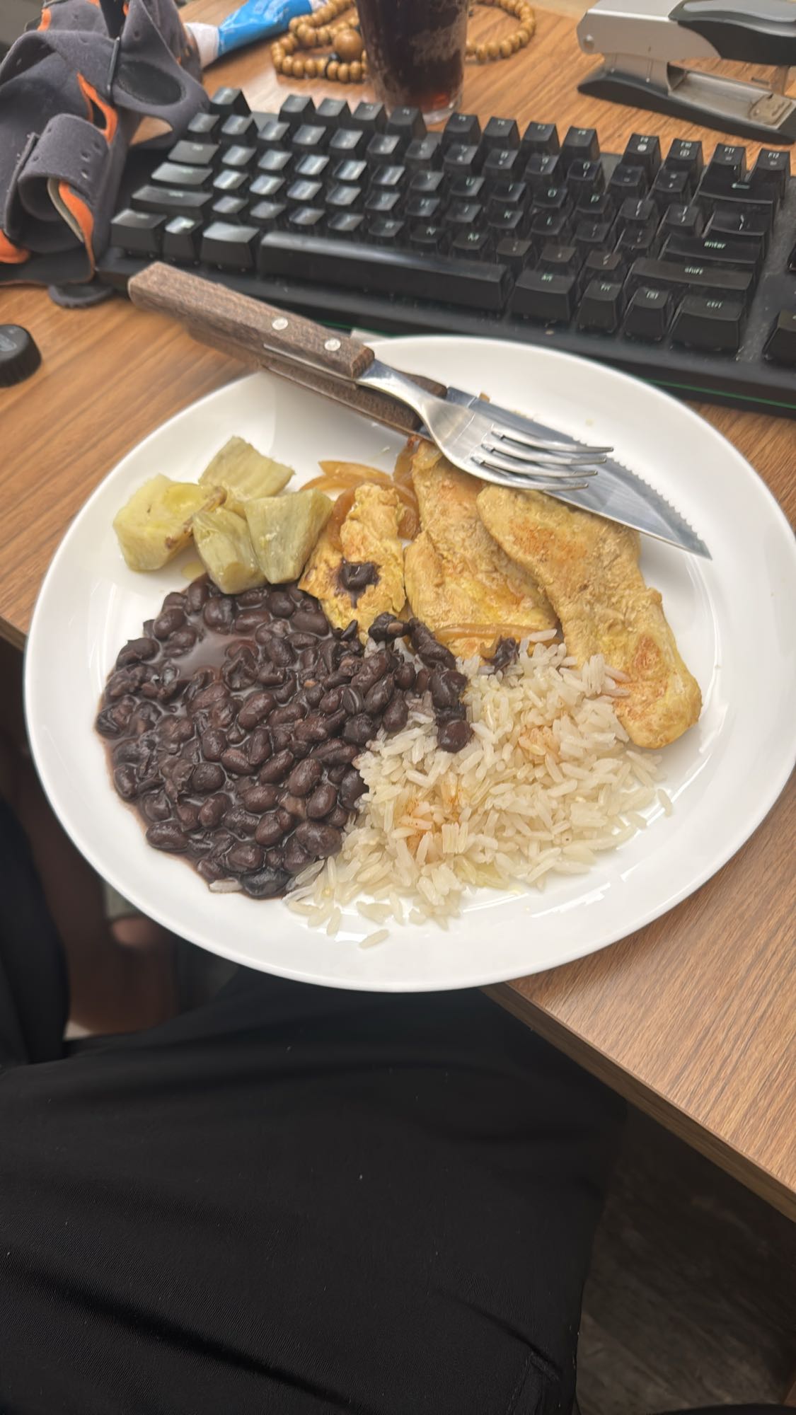 Frango com arroz e feijão