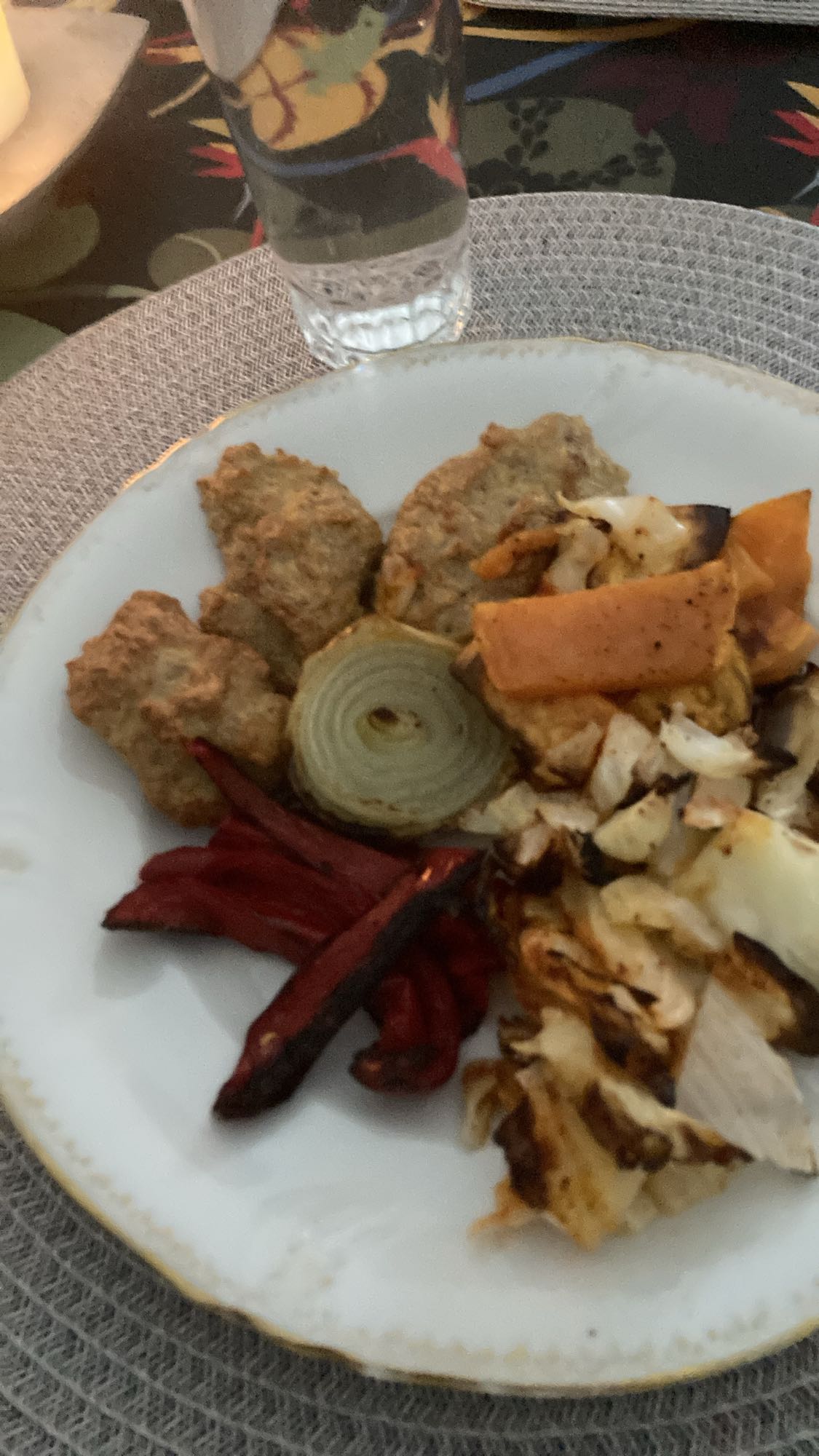 Köttbullar med rostade grönsaker