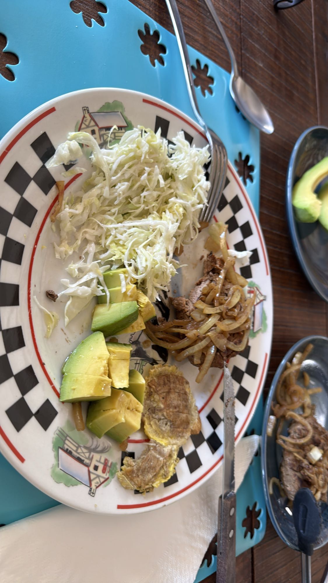 Carne con ensalada y plátano