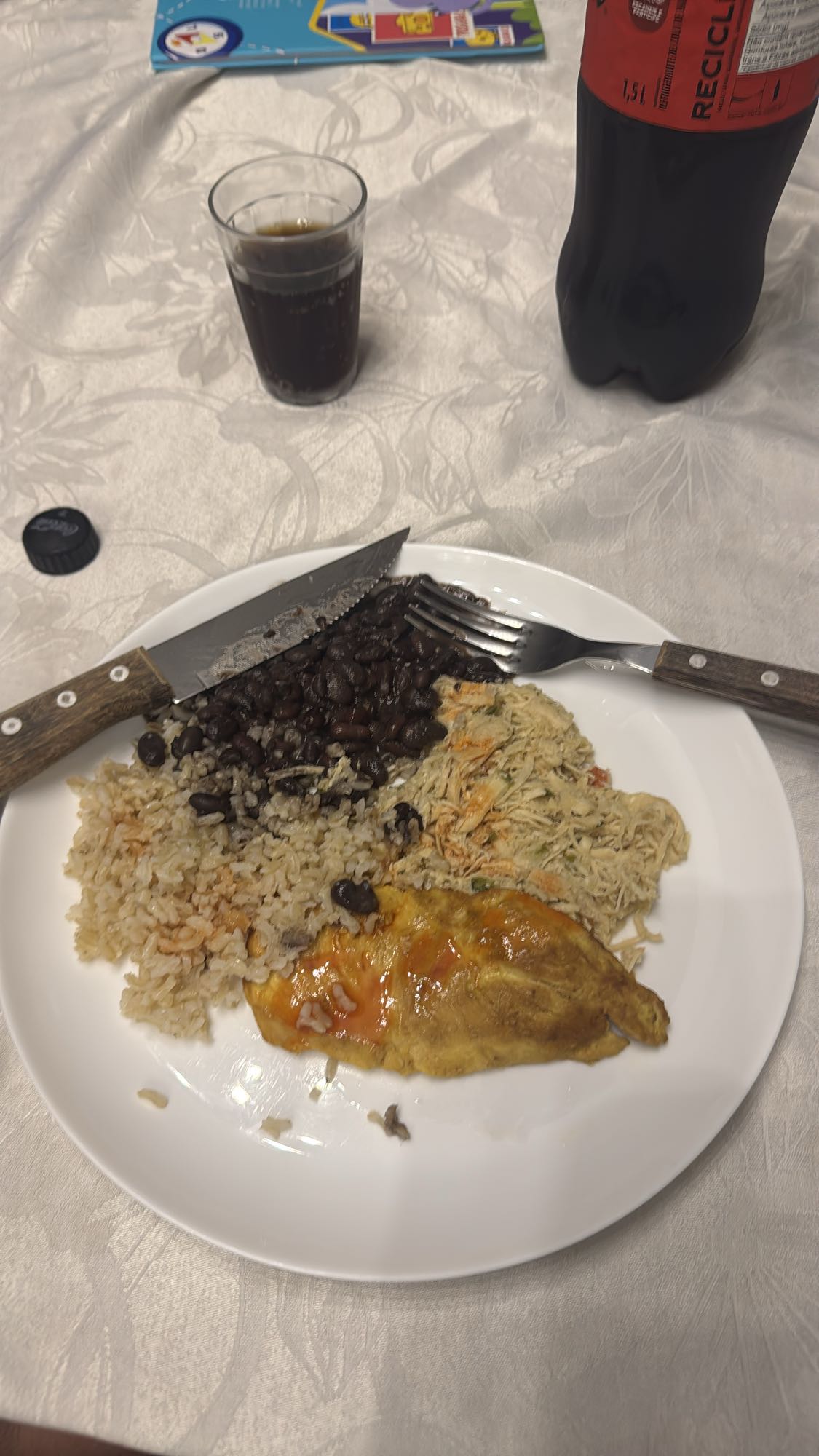 Frango com arroz e feijão