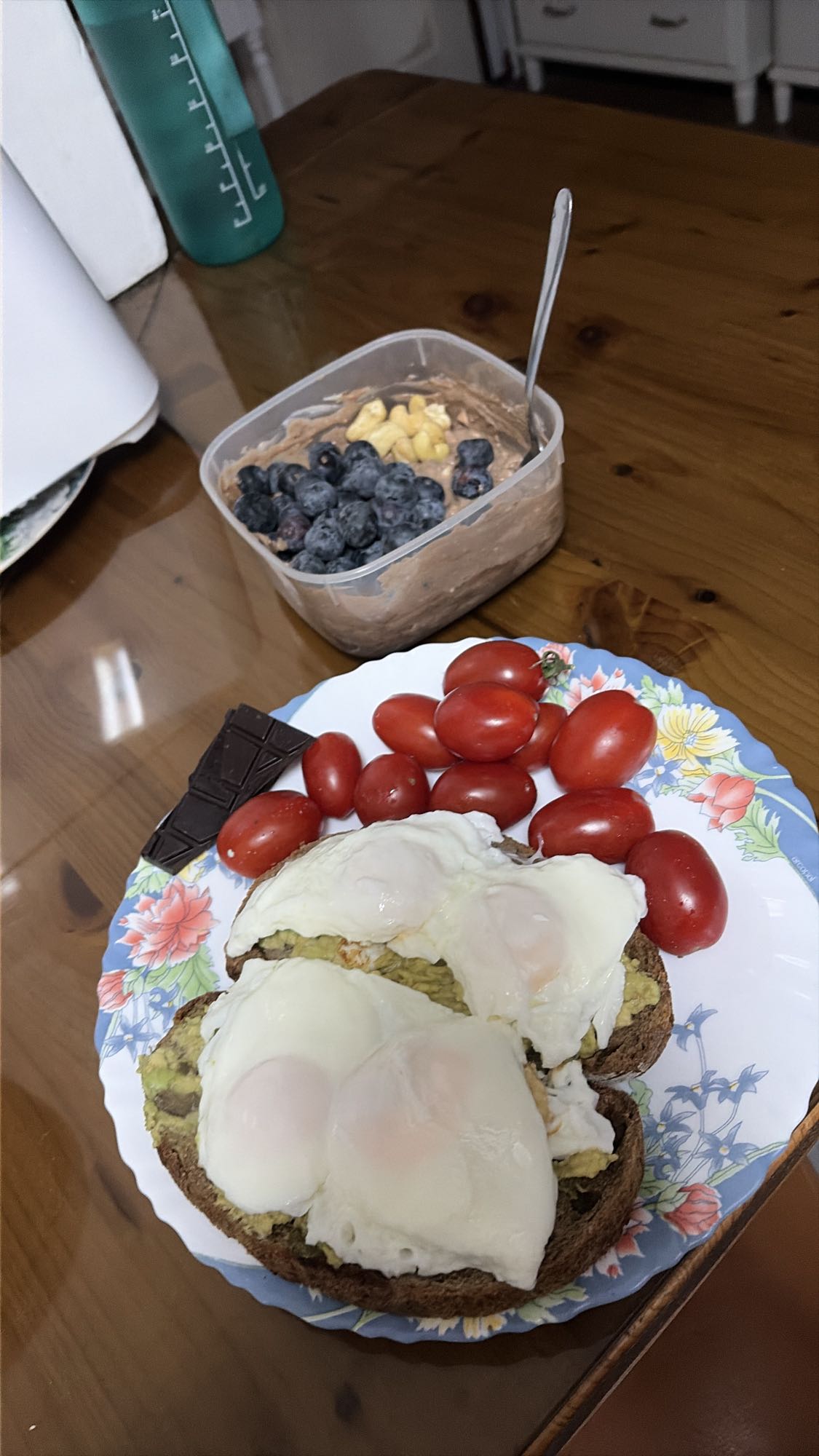 Mic dejun proteic cu ochiuri, avocado și brânză cottage