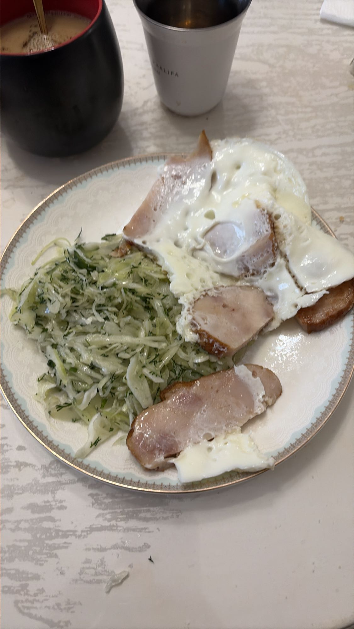 яйцо с ветчиной и салатом