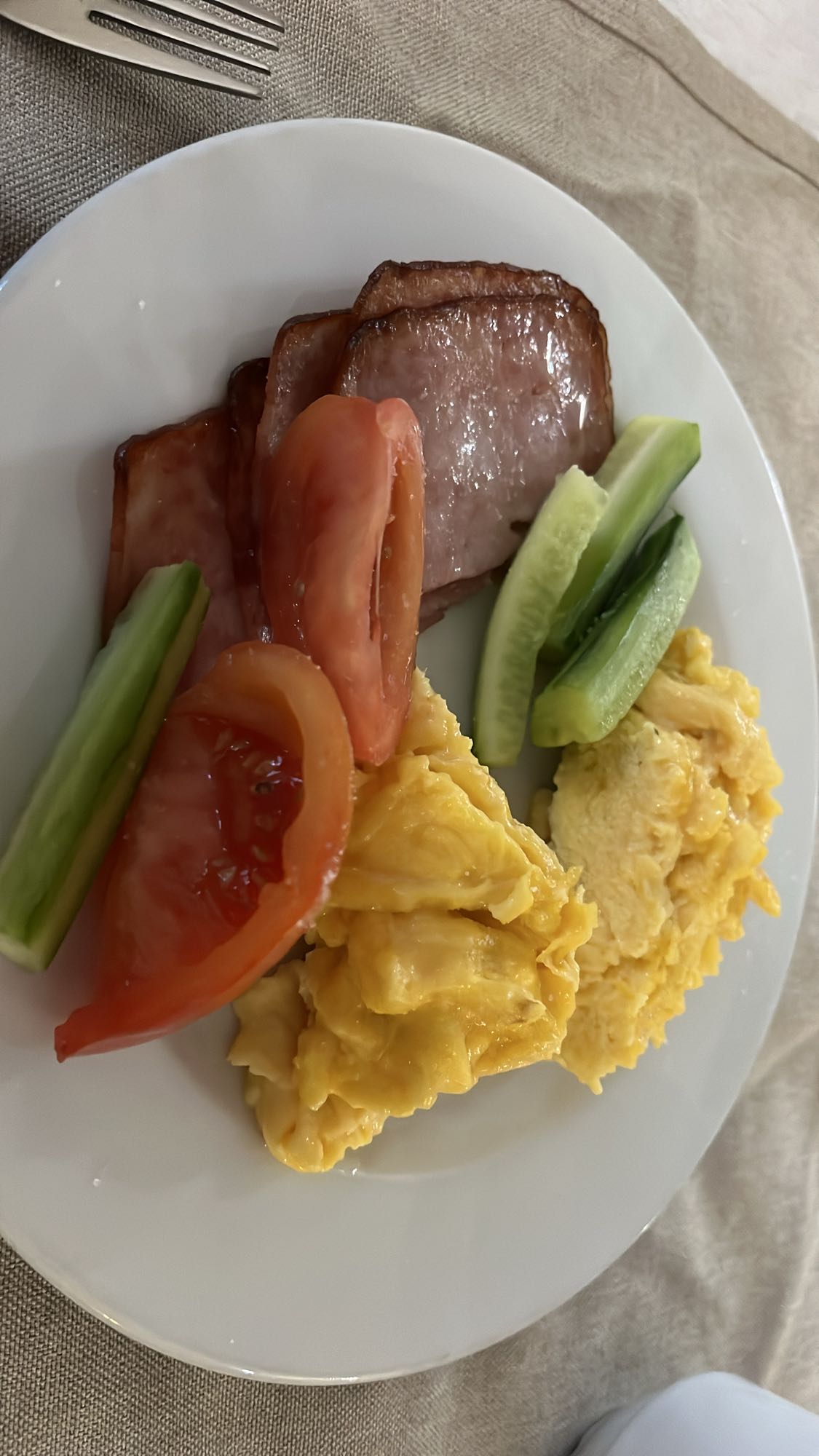 Яйца с шунка и зеленчуци