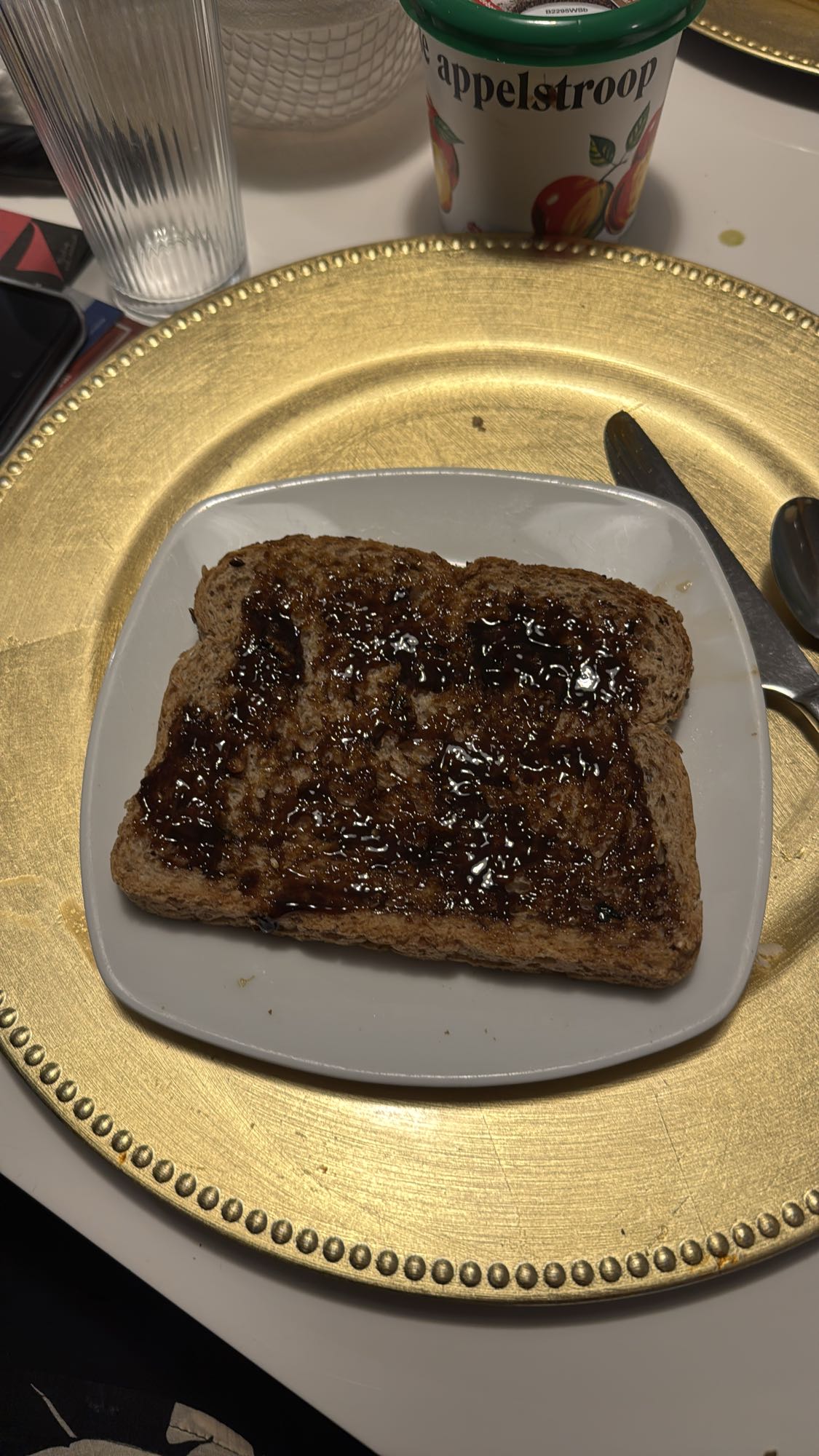Volkorenbrood met appelstroop