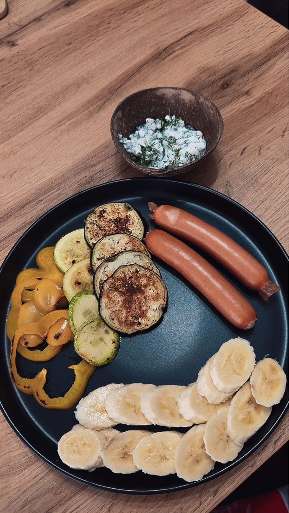 Platou cu legume, banană și crenvurști