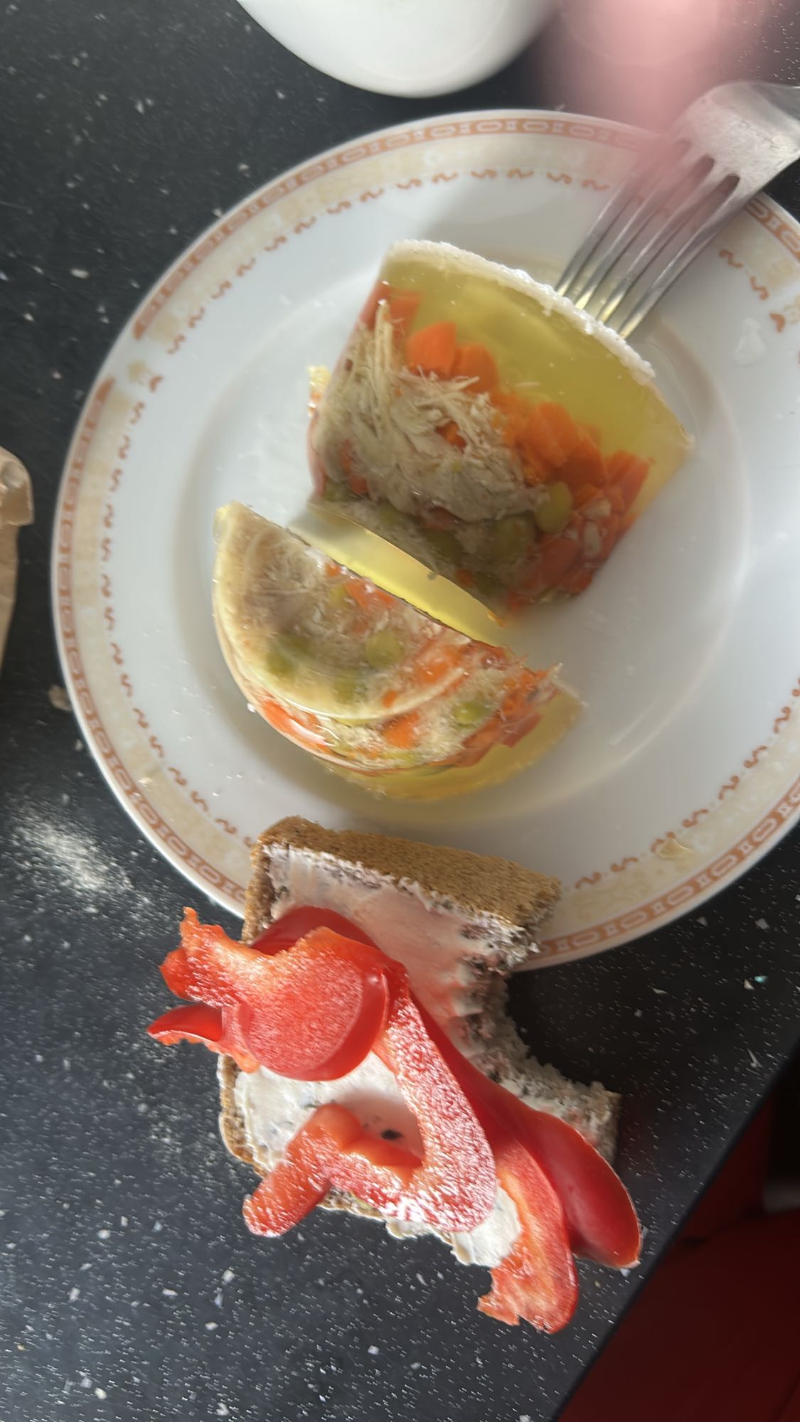 Galaretka z kurczakiem i kanapka