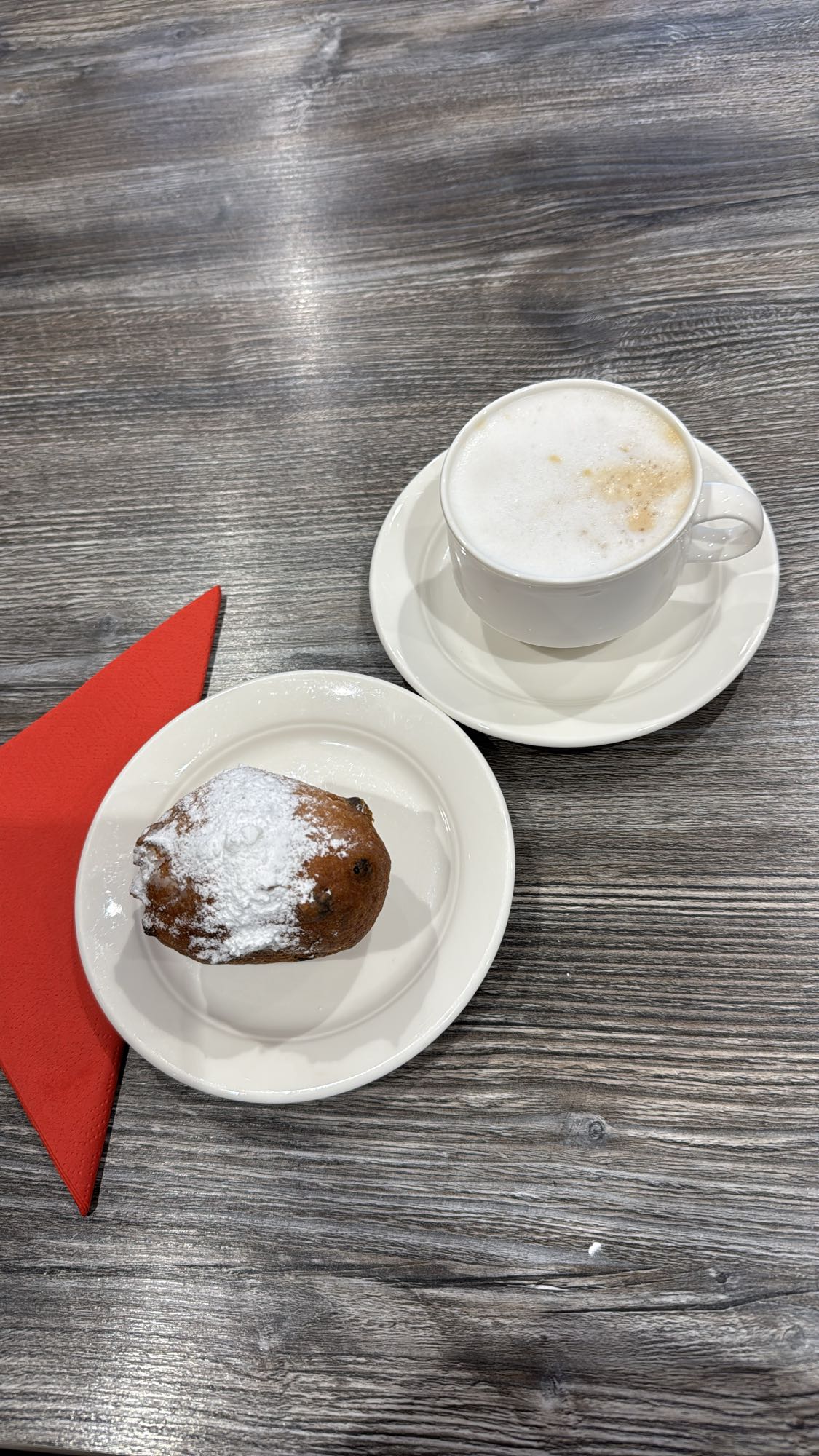 Oliebol en cappuccino
