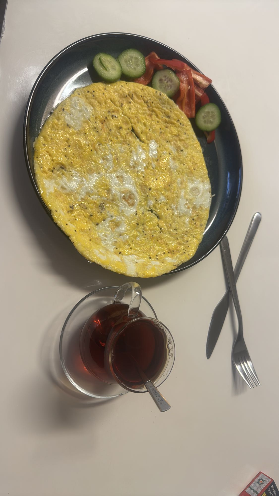 Omelett med grönsaker och te